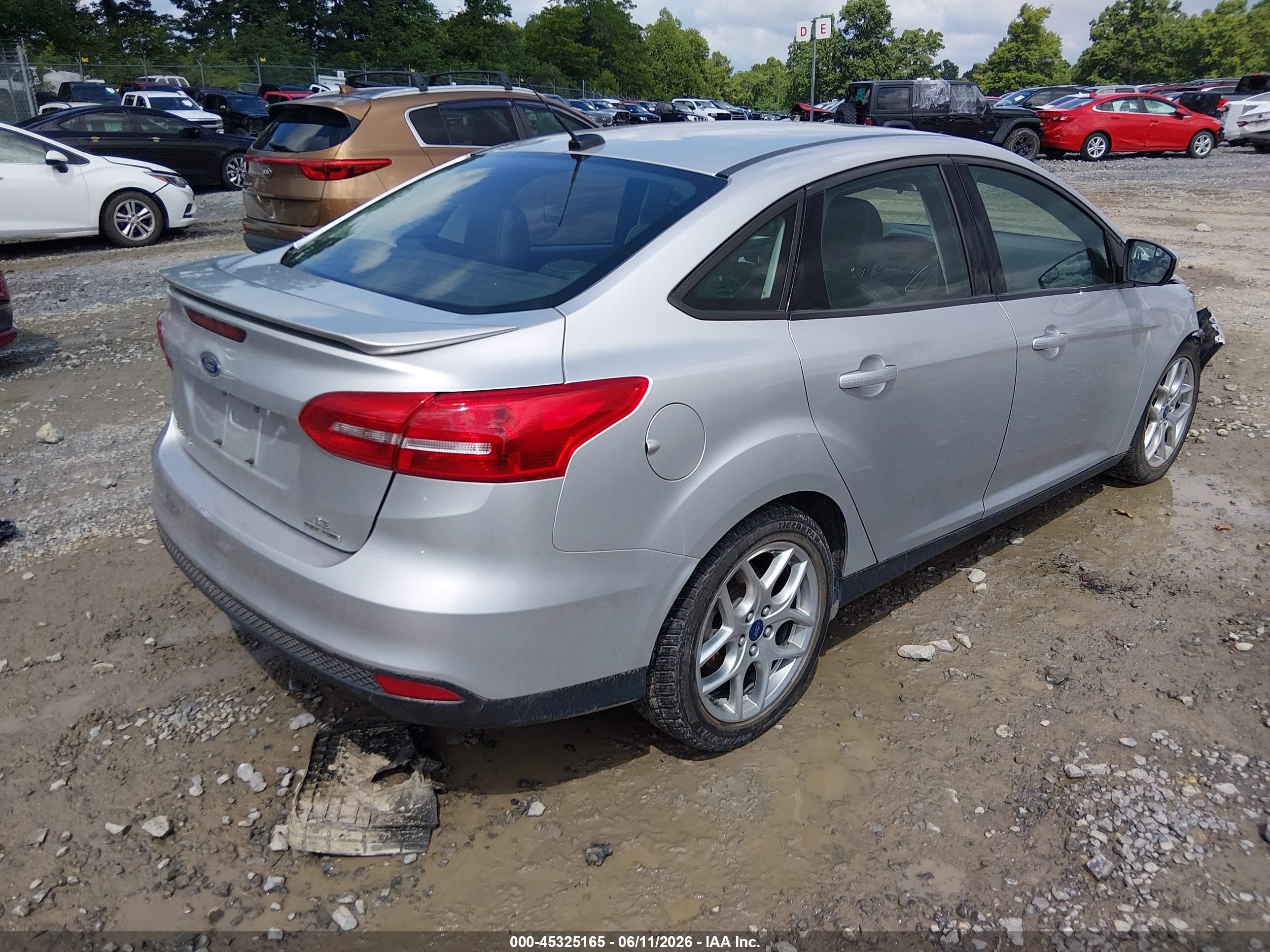 2015 Ford Focus Se Серебряный vin: 1FADP3F23FL229678