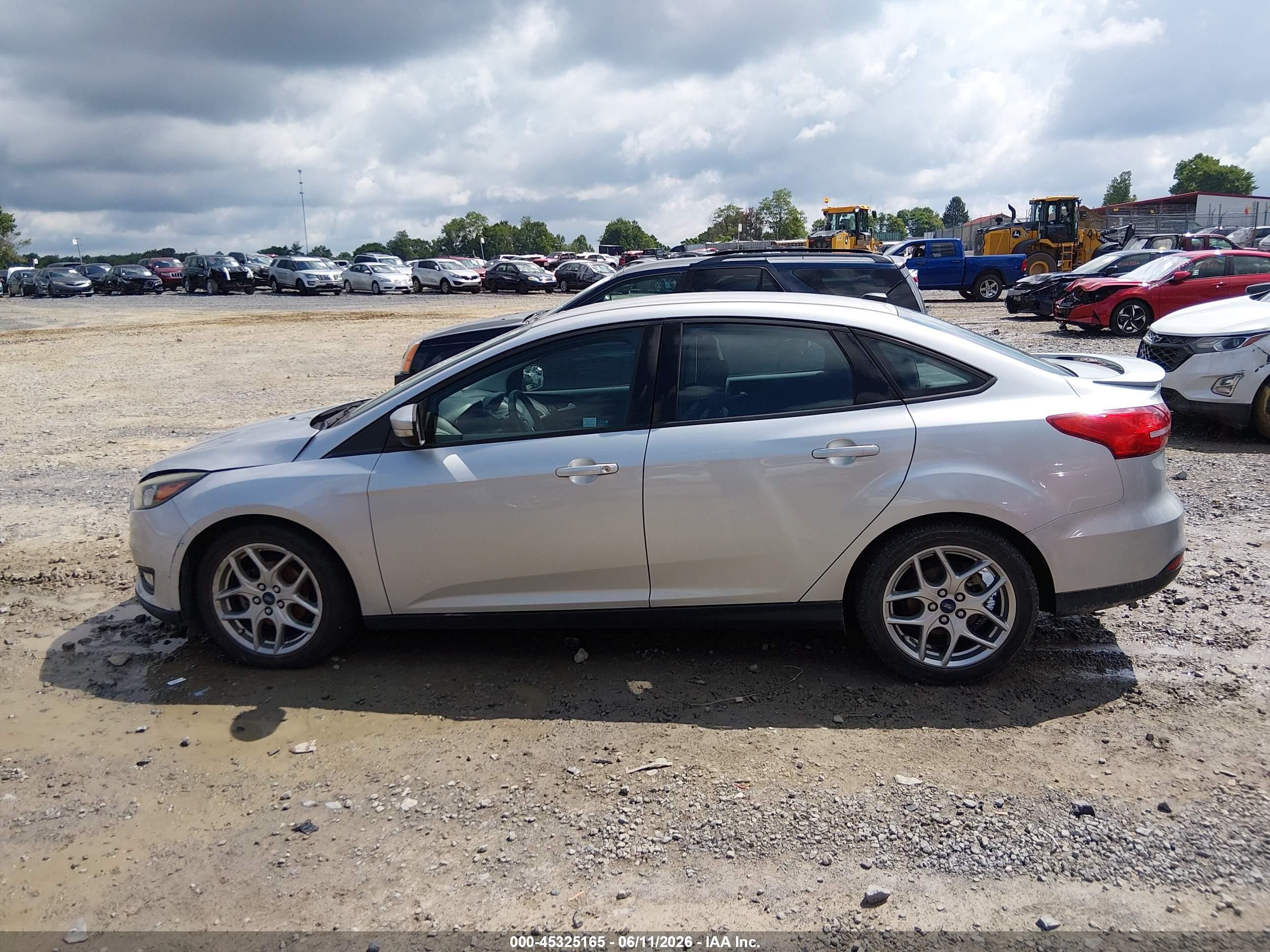 2015 Ford Focus Se Серебряный vin: 1FADP3F23FL229678