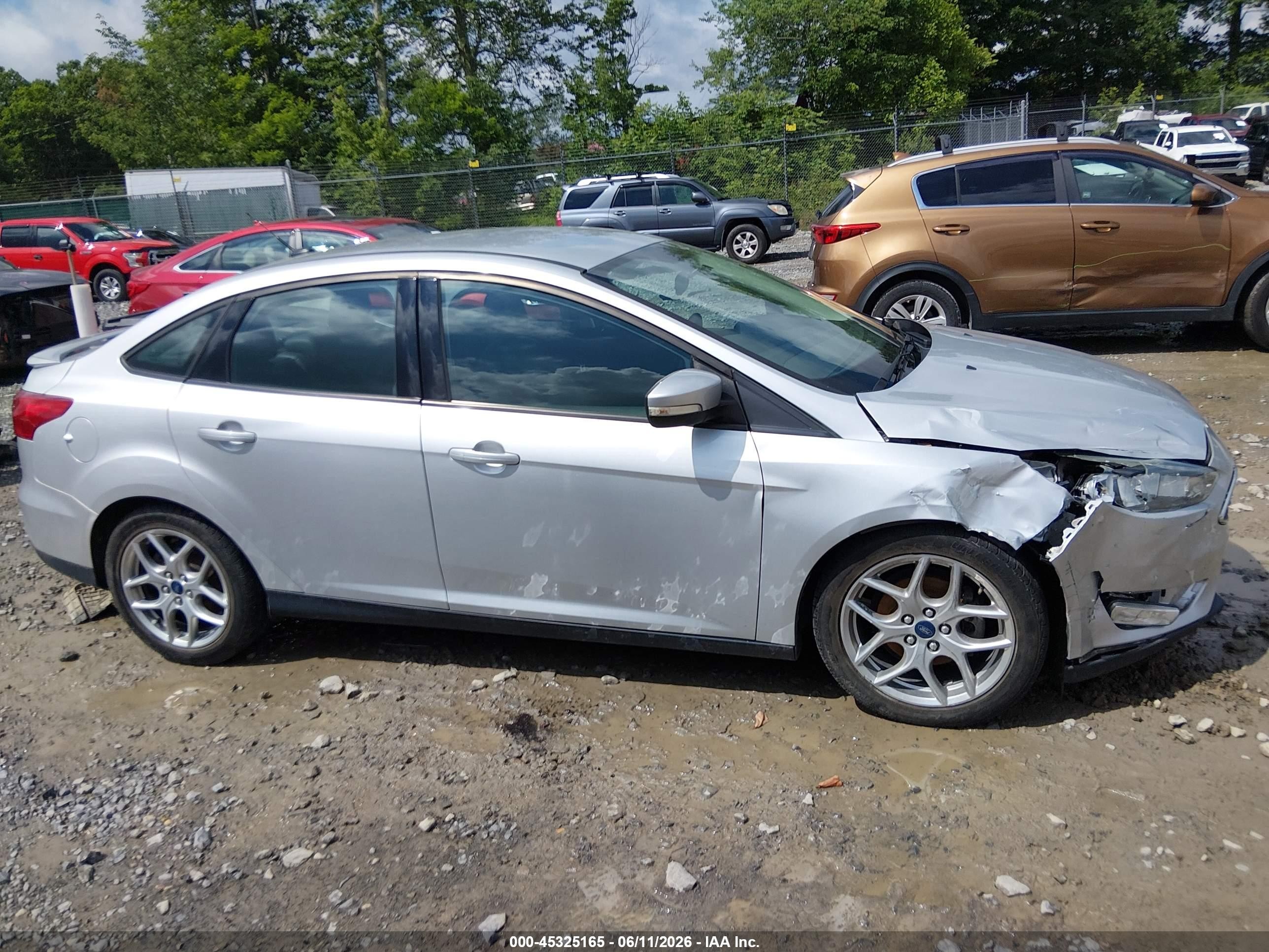 2015 Ford Focus Se Серебряный vin: 1FADP3F23FL229678