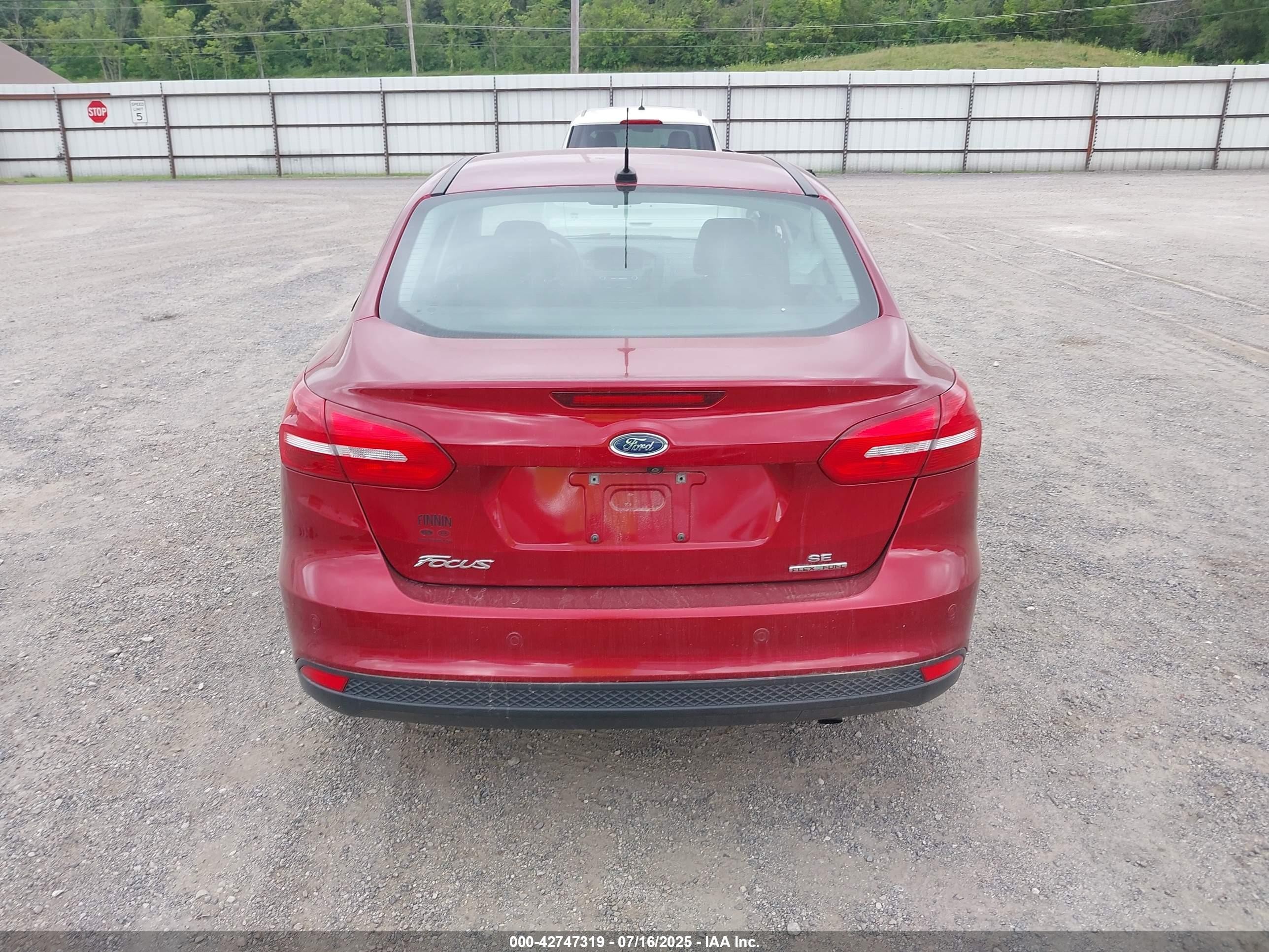2015 Ford Focus Se Red vin: 1FADP3F23FL241958