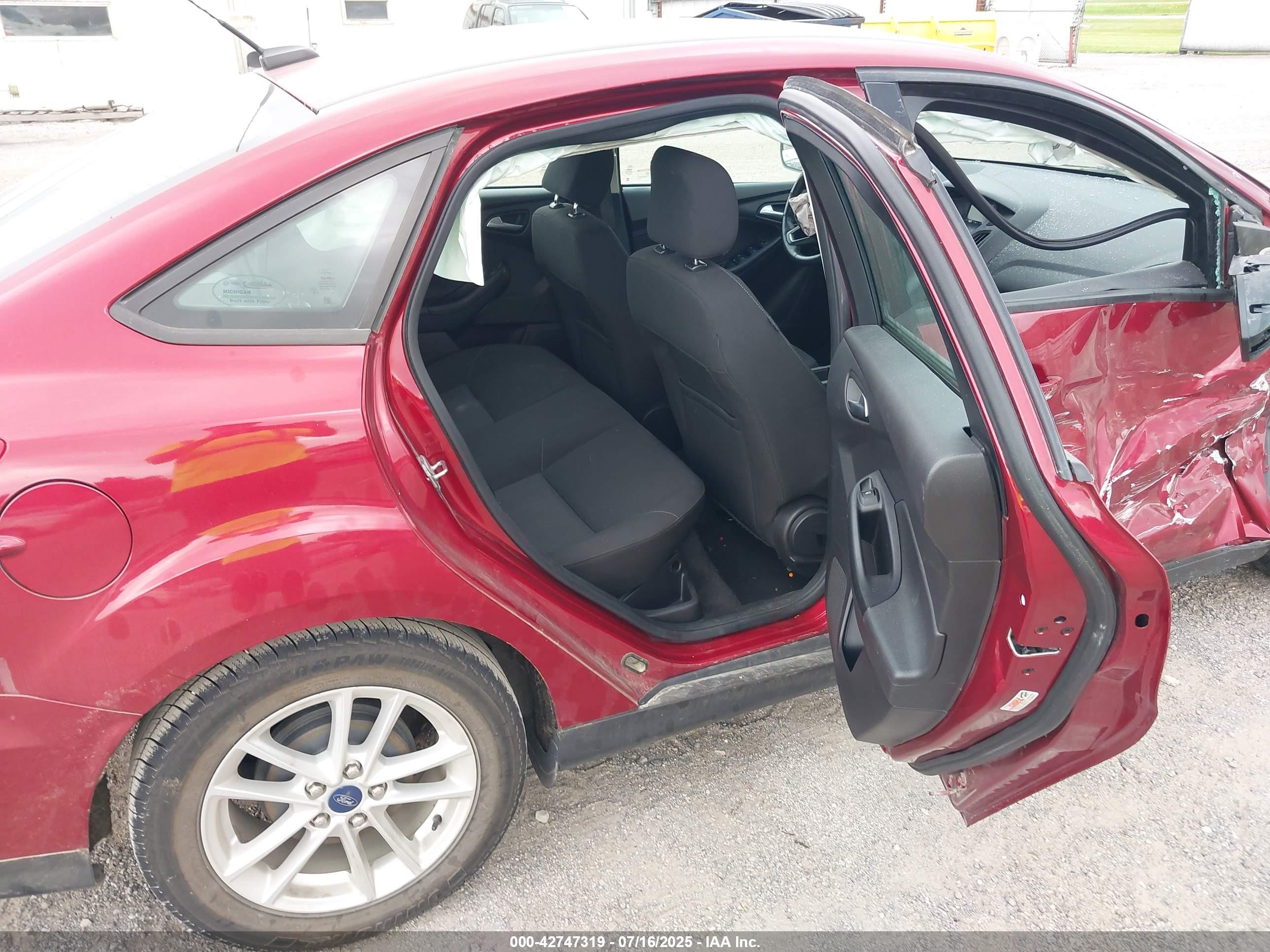 2015 Ford Focus Se Red vin: 1FADP3F23FL241958