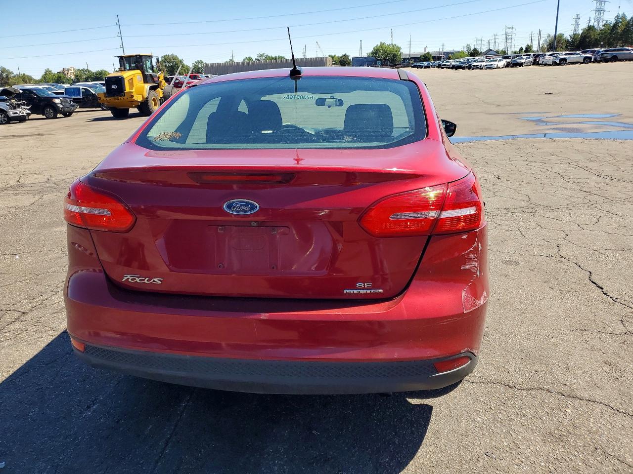 2015 Ford Focus Se Red vin: 1FADP3F23FL300135