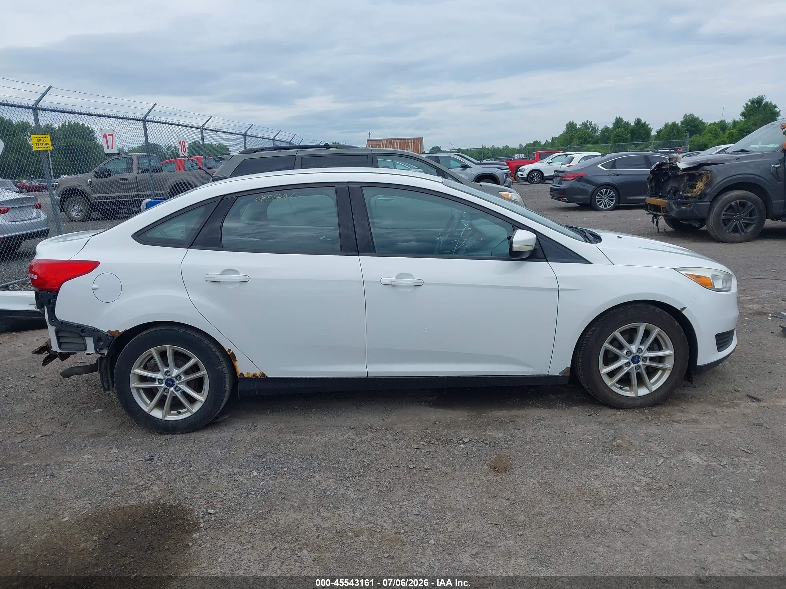 2015 Ford Focus Se White vin: 1FADP3F23FL301737
