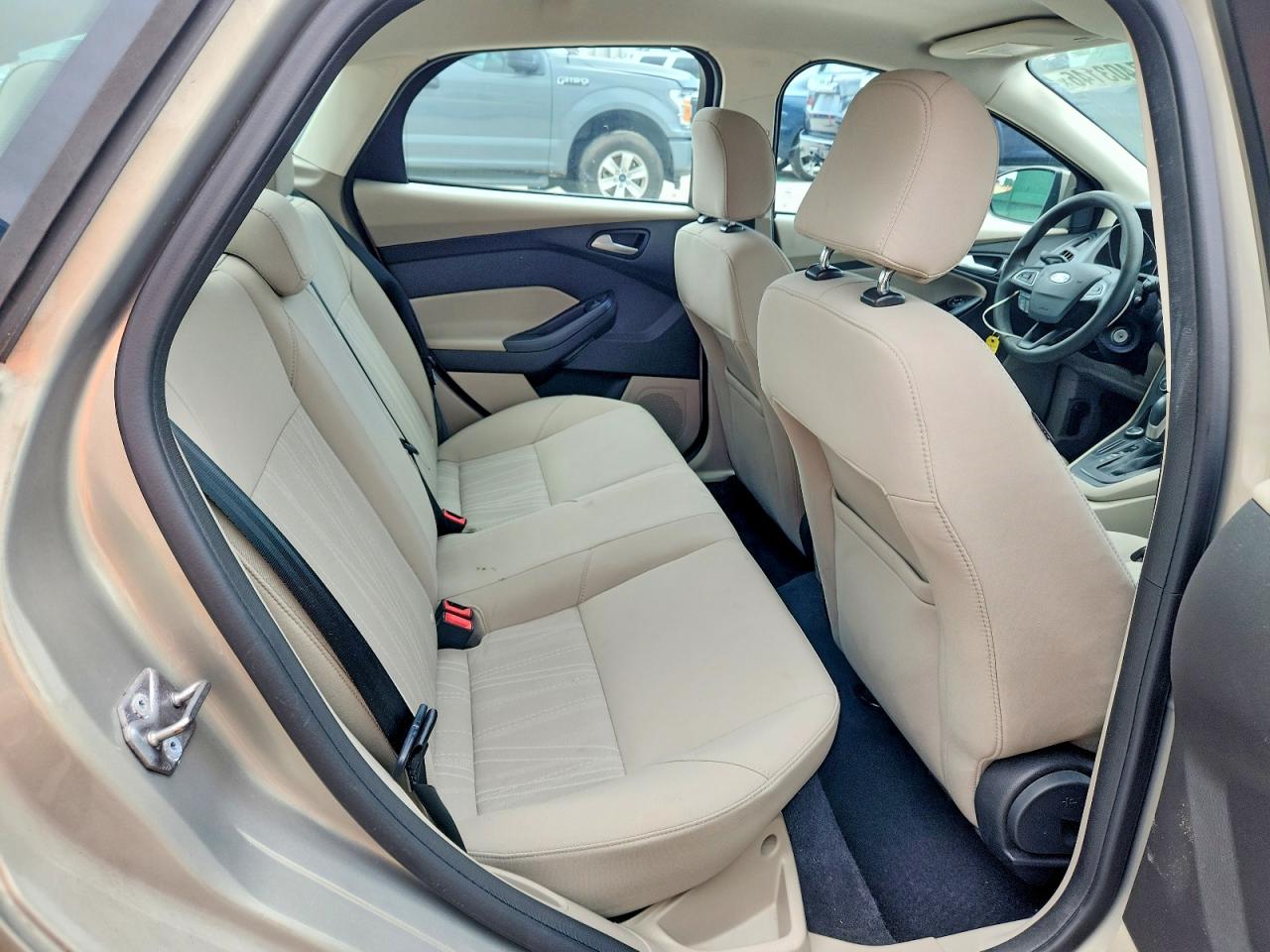 2016 Ford Focus Se Бежевый vin: 1FADP3F23GL261533