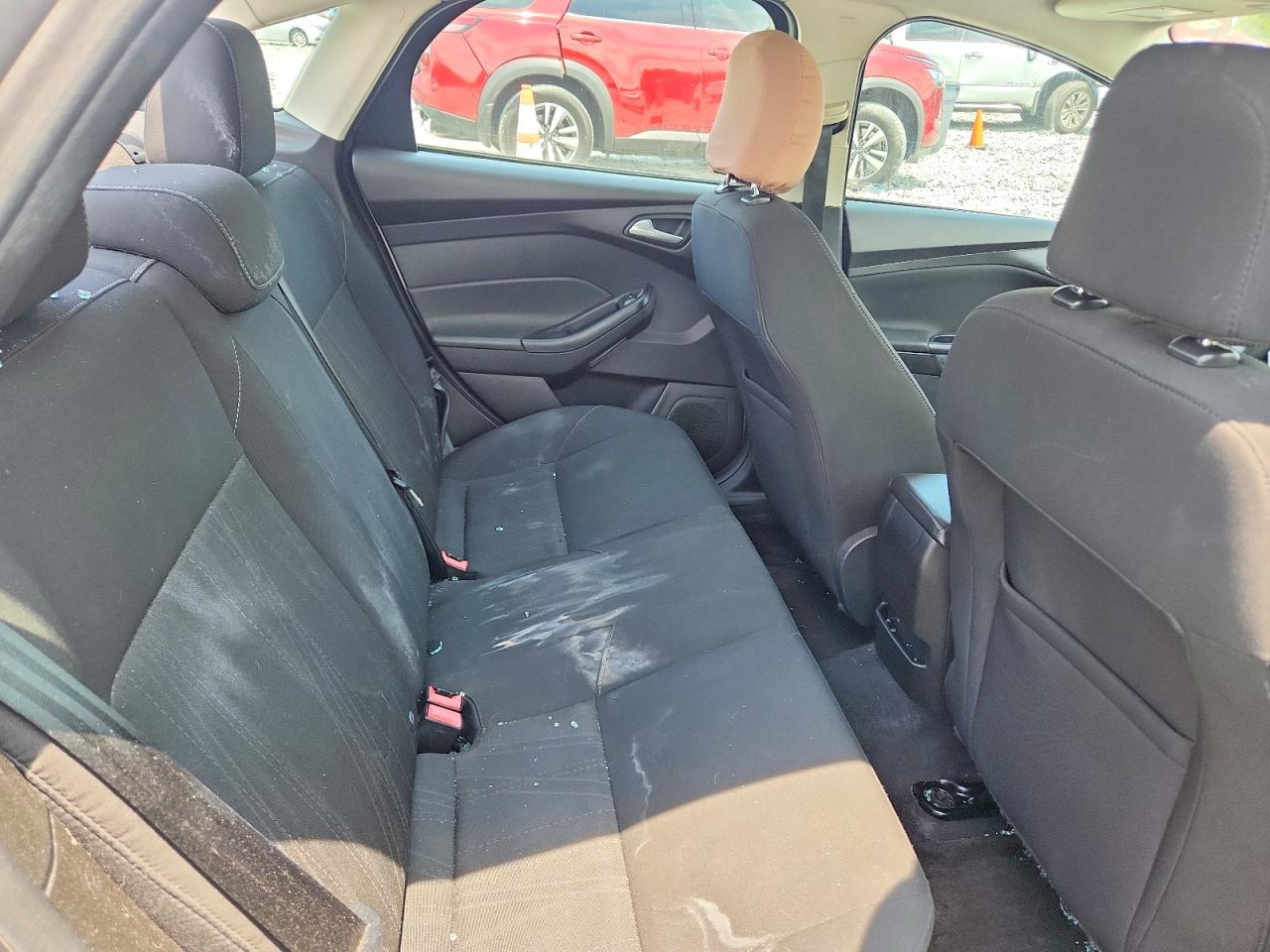 2016 Ford Focus Se Silver vin: 1FADP3F23GL291468