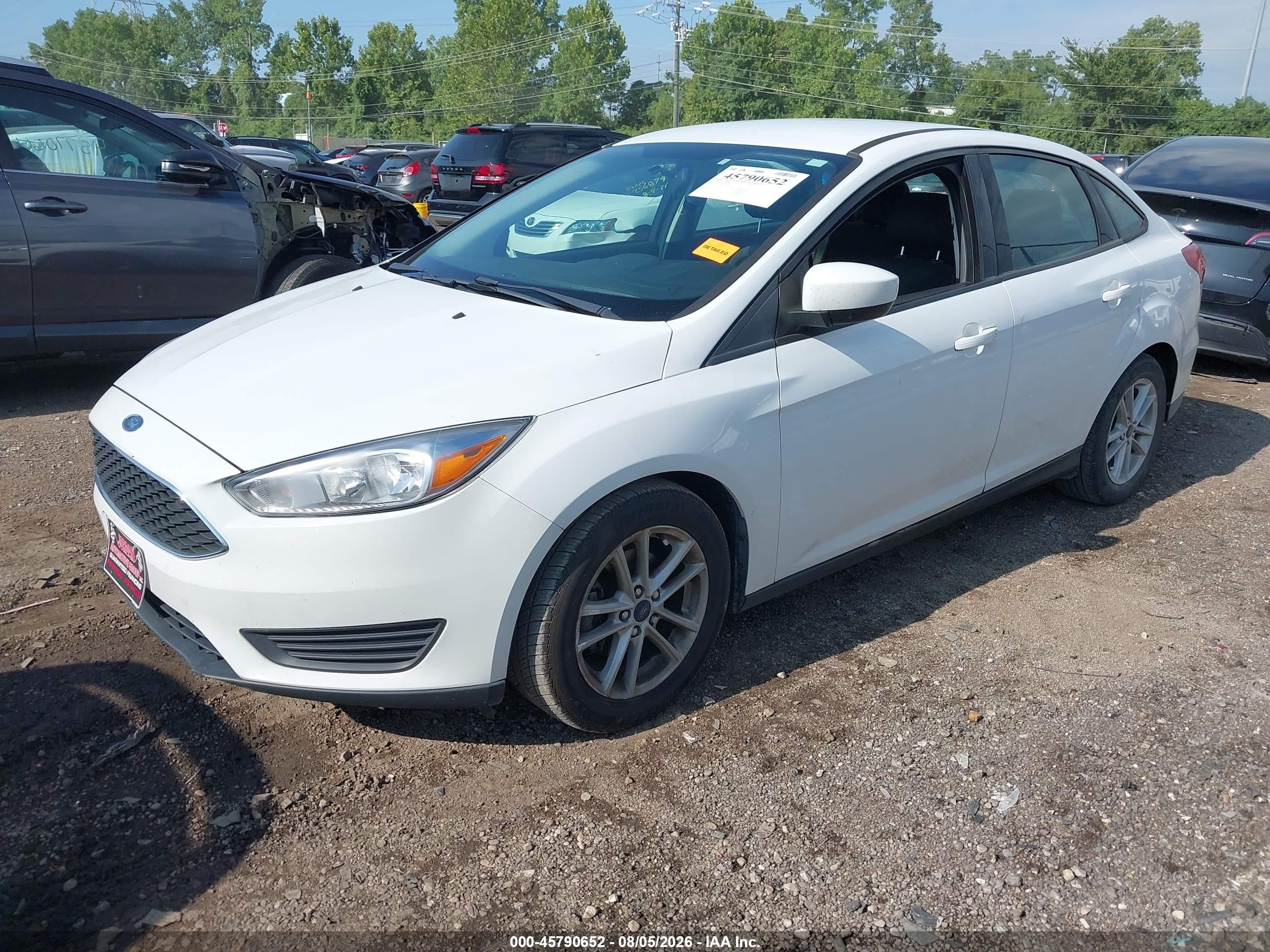 2018 Ford Focus Se White vin: 1FADP3F23JL254704