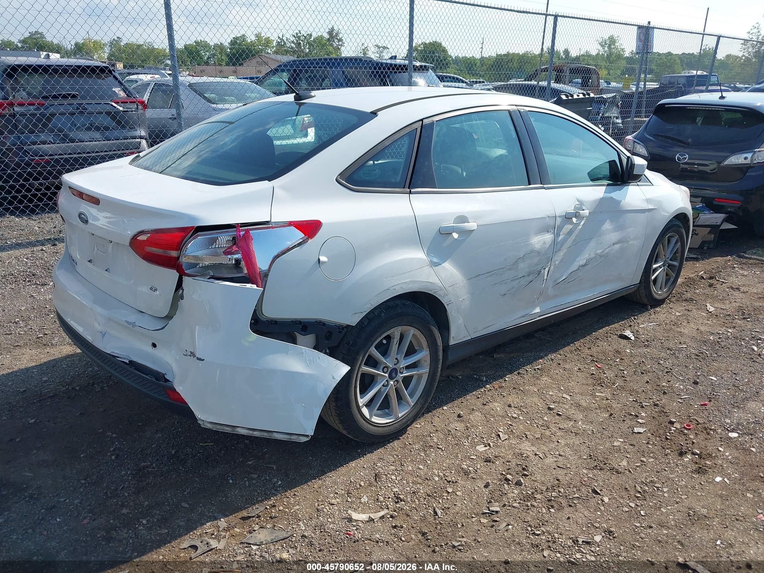 2018 Ford Focus Se White vin: 1FADP3F23JL254704