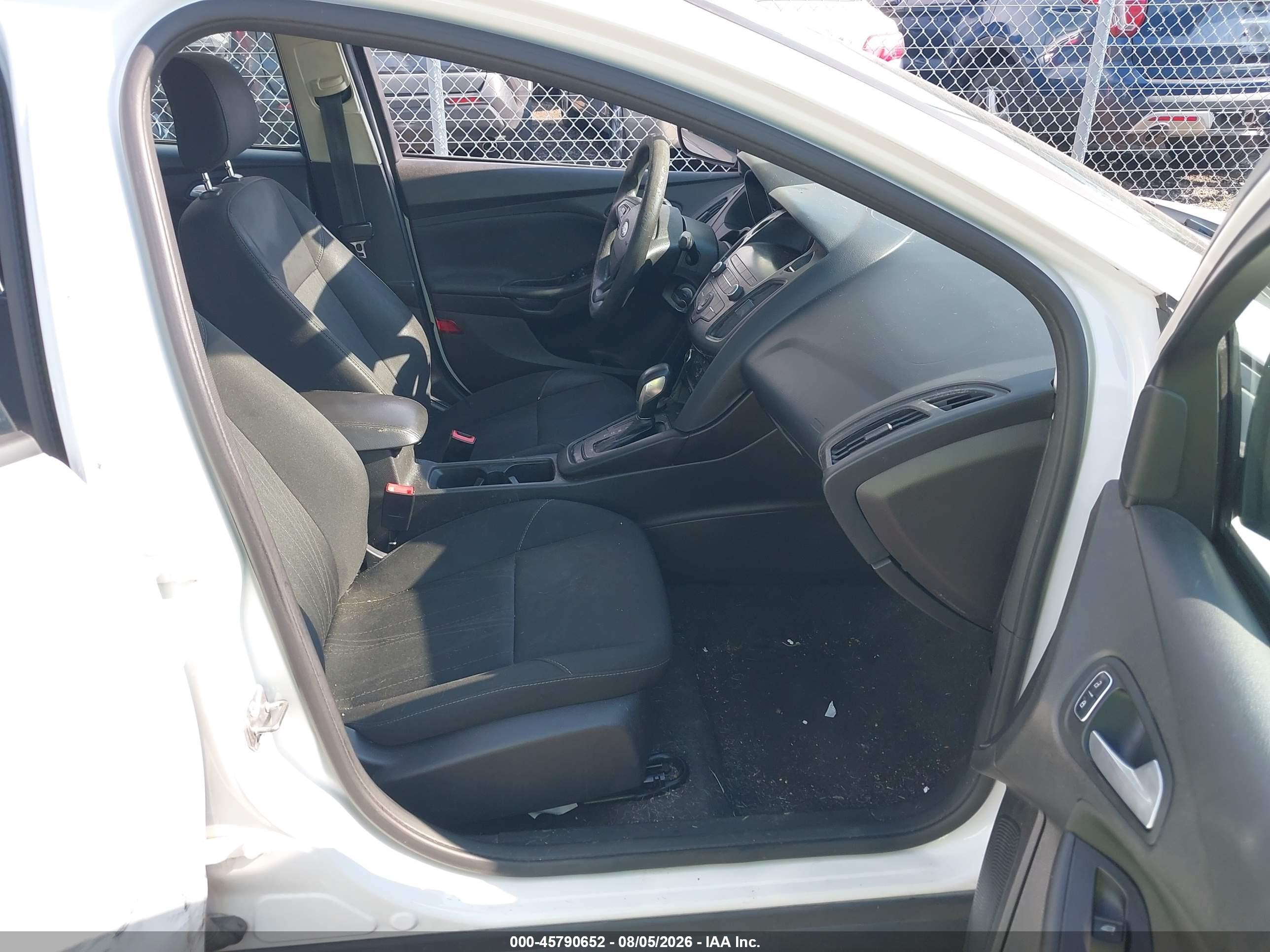 2018 Ford Focus Se White vin: 1FADP3F23JL254704