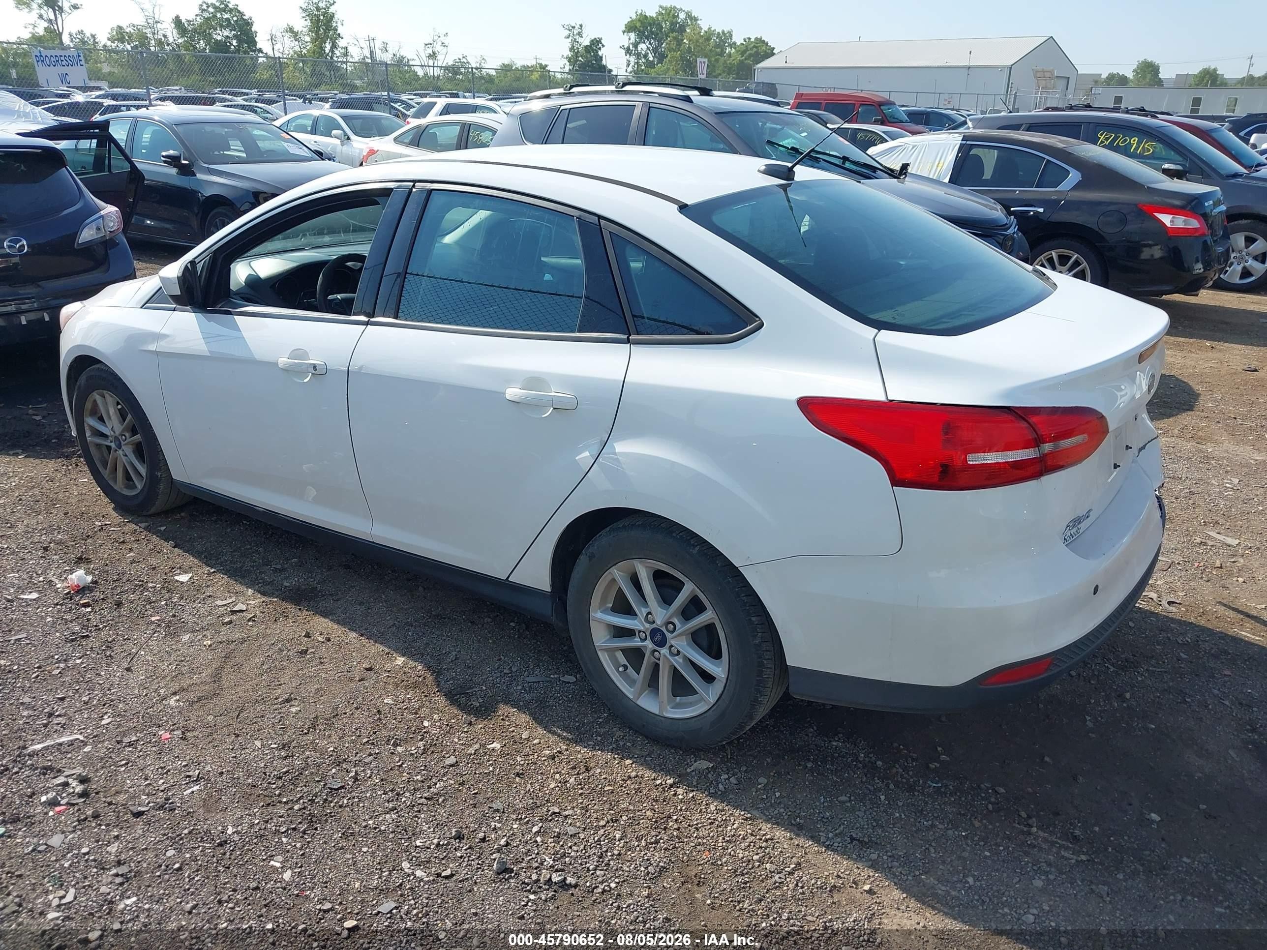 2018 Ford Focus Se White vin: 1FADP3F23JL254704
