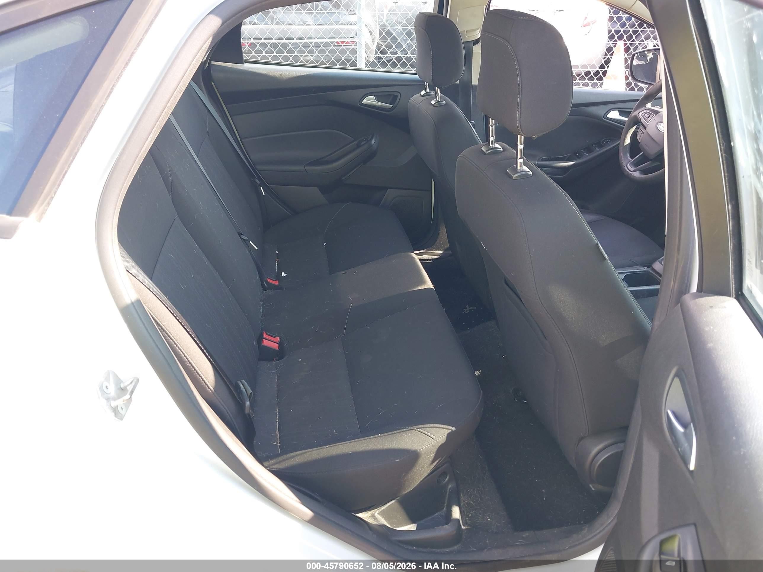 2018 Ford Focus Se White vin: 1FADP3F23JL254704