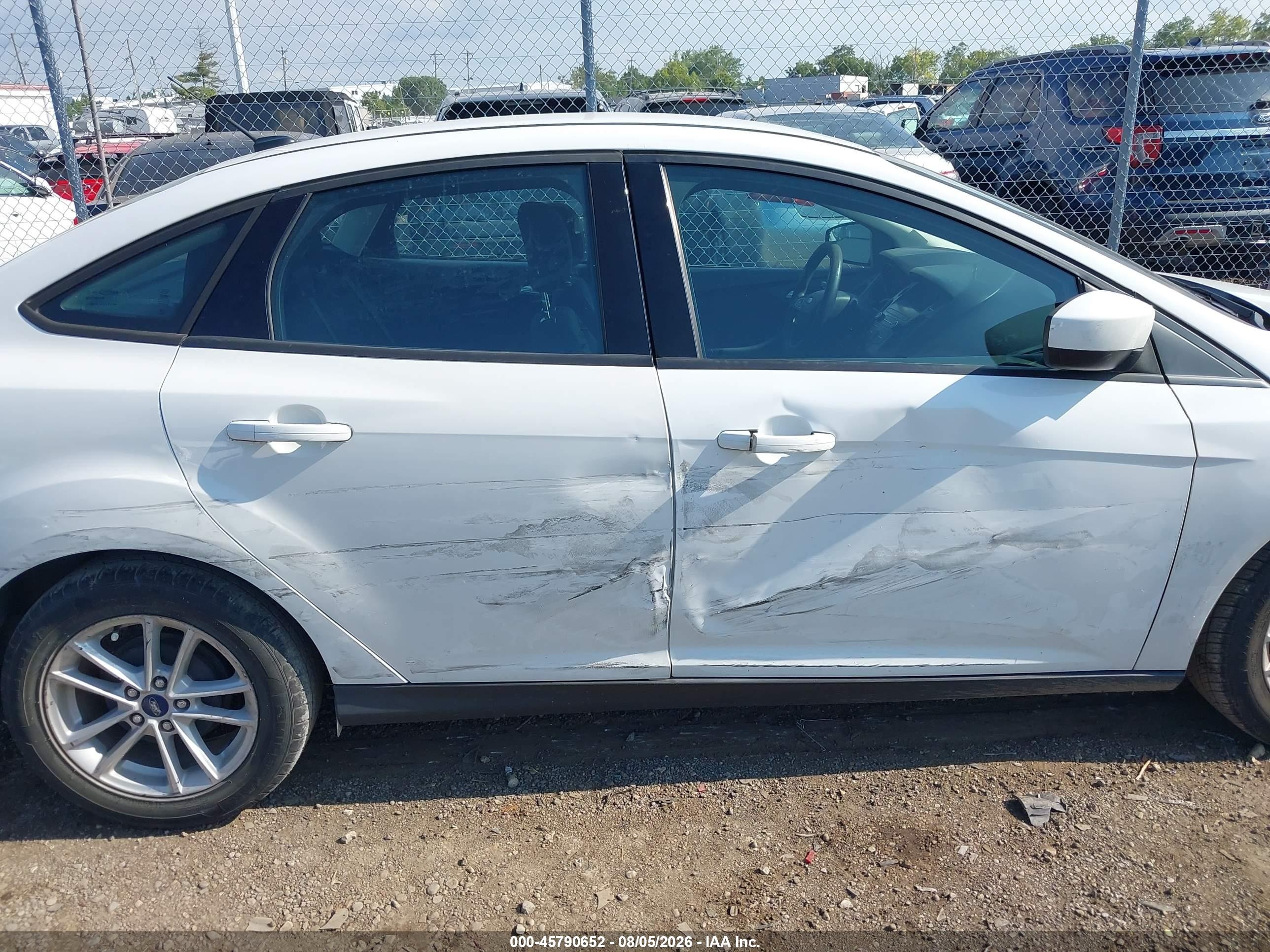 2018 Ford Focus Se White vin: 1FADP3F23JL254704