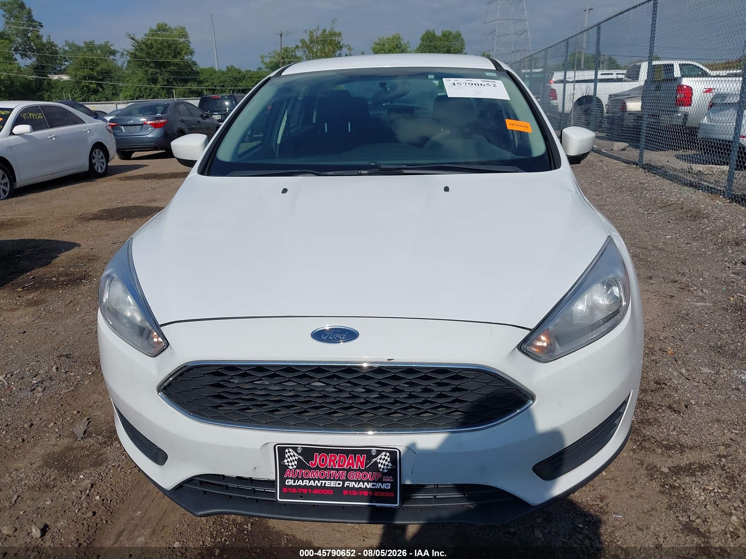 2018 Ford Focus Se White vin: 1FADP3F23JL254704