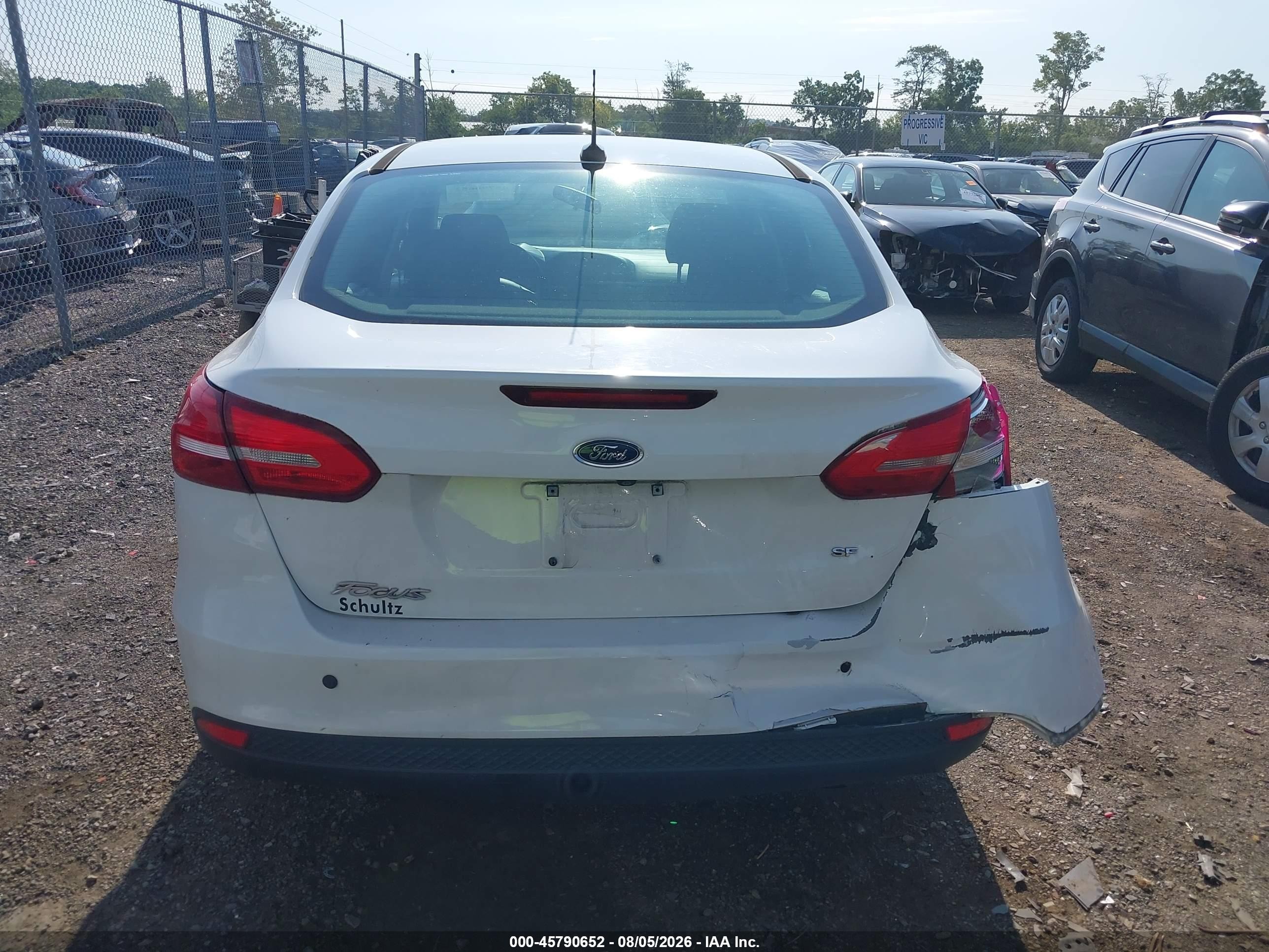 2018 Ford Focus Se White vin: 1FADP3F23JL254704