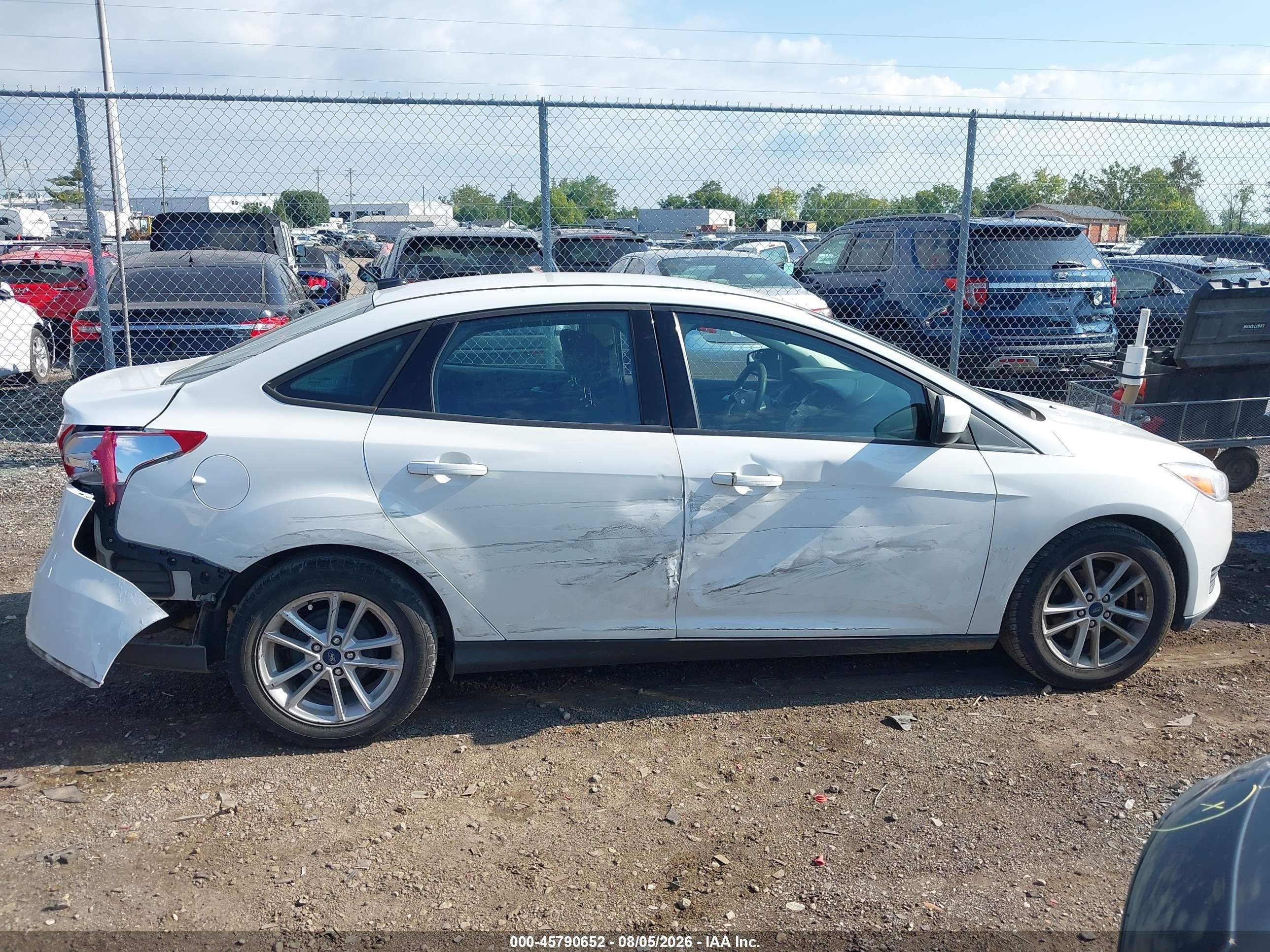 2018 Ford Focus Se White vin: 1FADP3F23JL254704