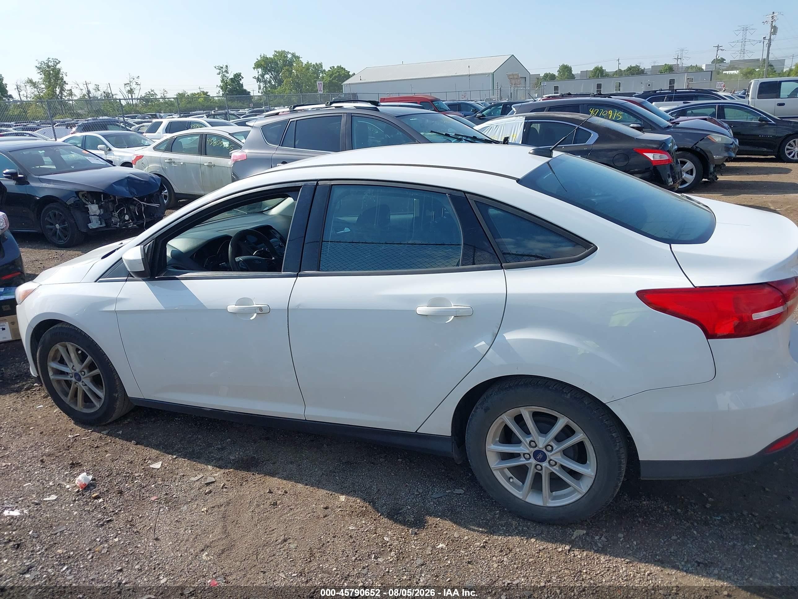 2018 Ford Focus Se White vin: 1FADP3F23JL254704
