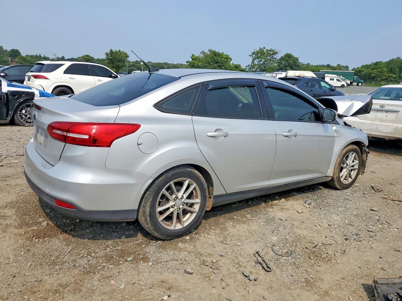 2015 Ford Focus Se Серебряный vin: 1FADP3F24FL205227
