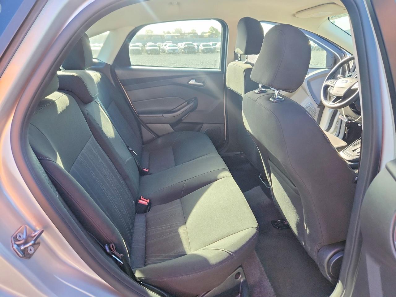 2015 Ford Focus Se Silver vin: 1FADP3F24FL232413