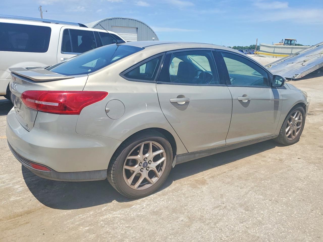 2015 Ford Focus Se Tan vin: 1FADP3F24FL255545