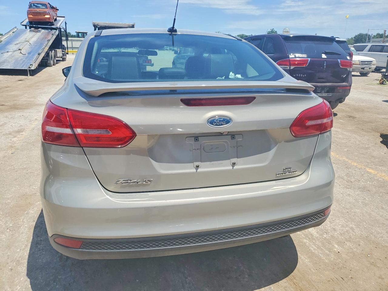 2015 Ford Focus Se Tan vin: 1FADP3F24FL255545