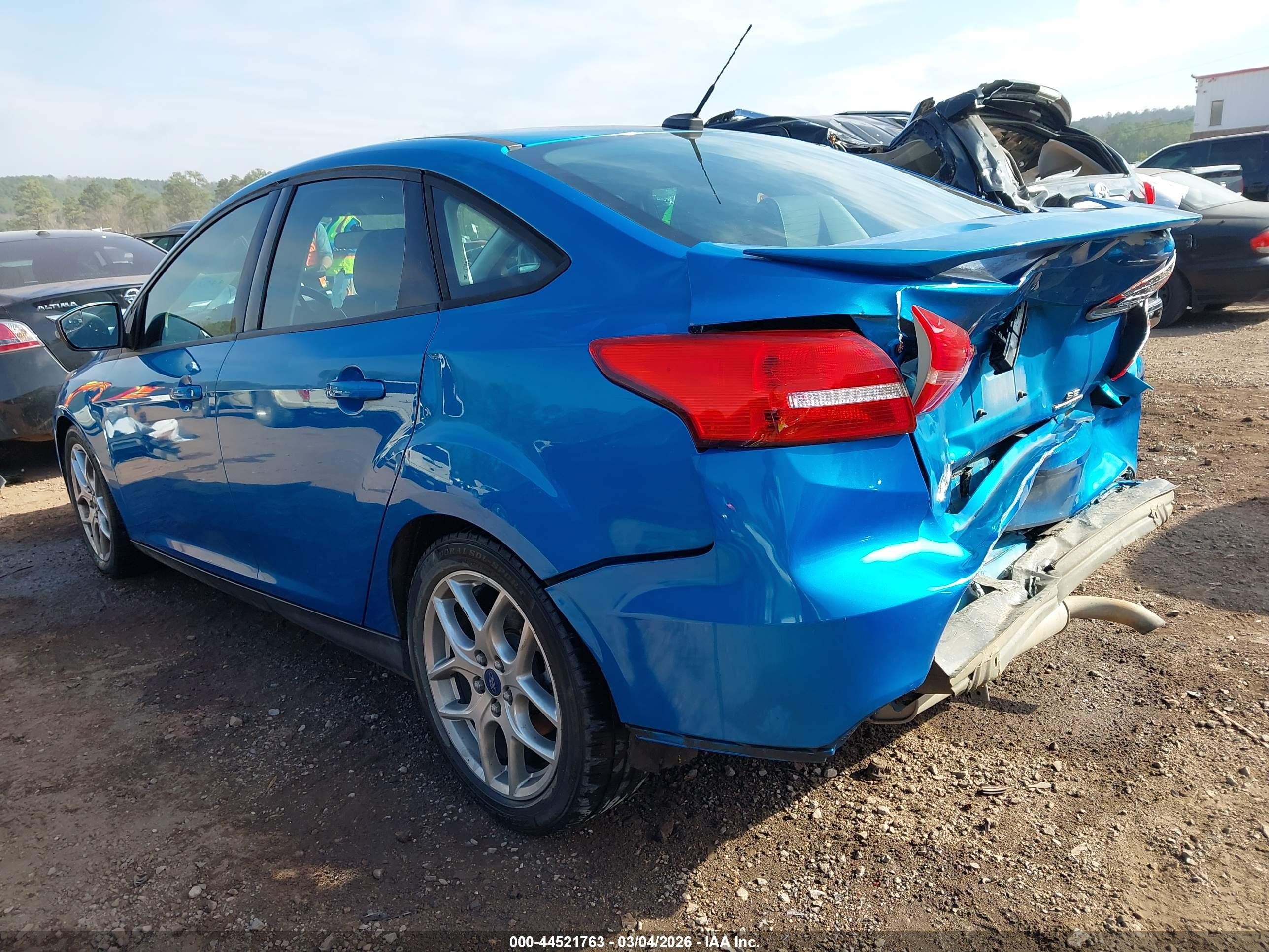 2015 Ford Focus Se Blue vin: 1FADP3F24FL291591