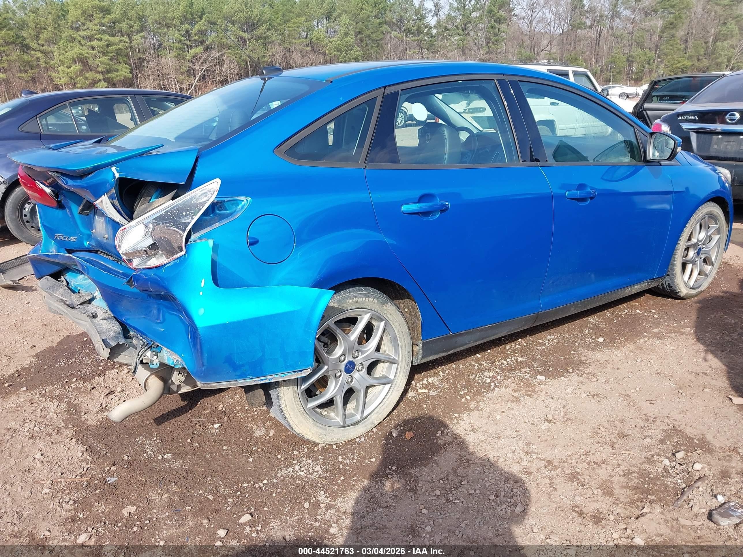 2015 Ford Focus Se Blue vin: 1FADP3F24FL291591