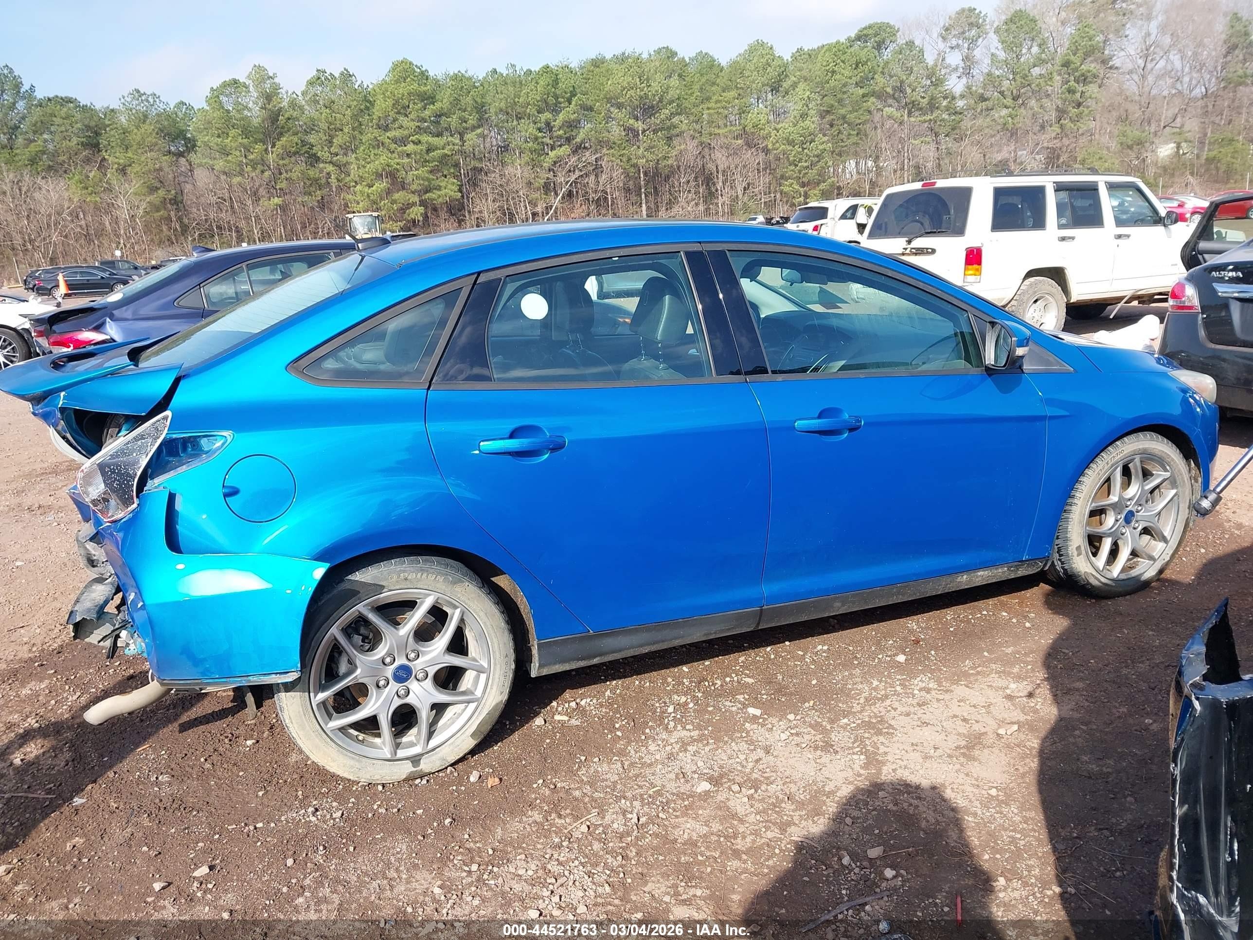 2015 Ford Focus Se Blue vin: 1FADP3F24FL291591
