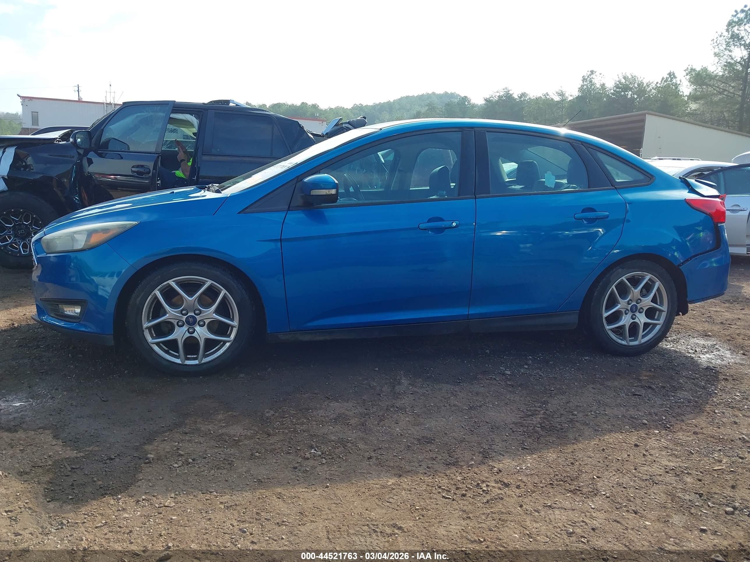 2015 Ford Focus Se Blue vin: 1FADP3F24FL291591