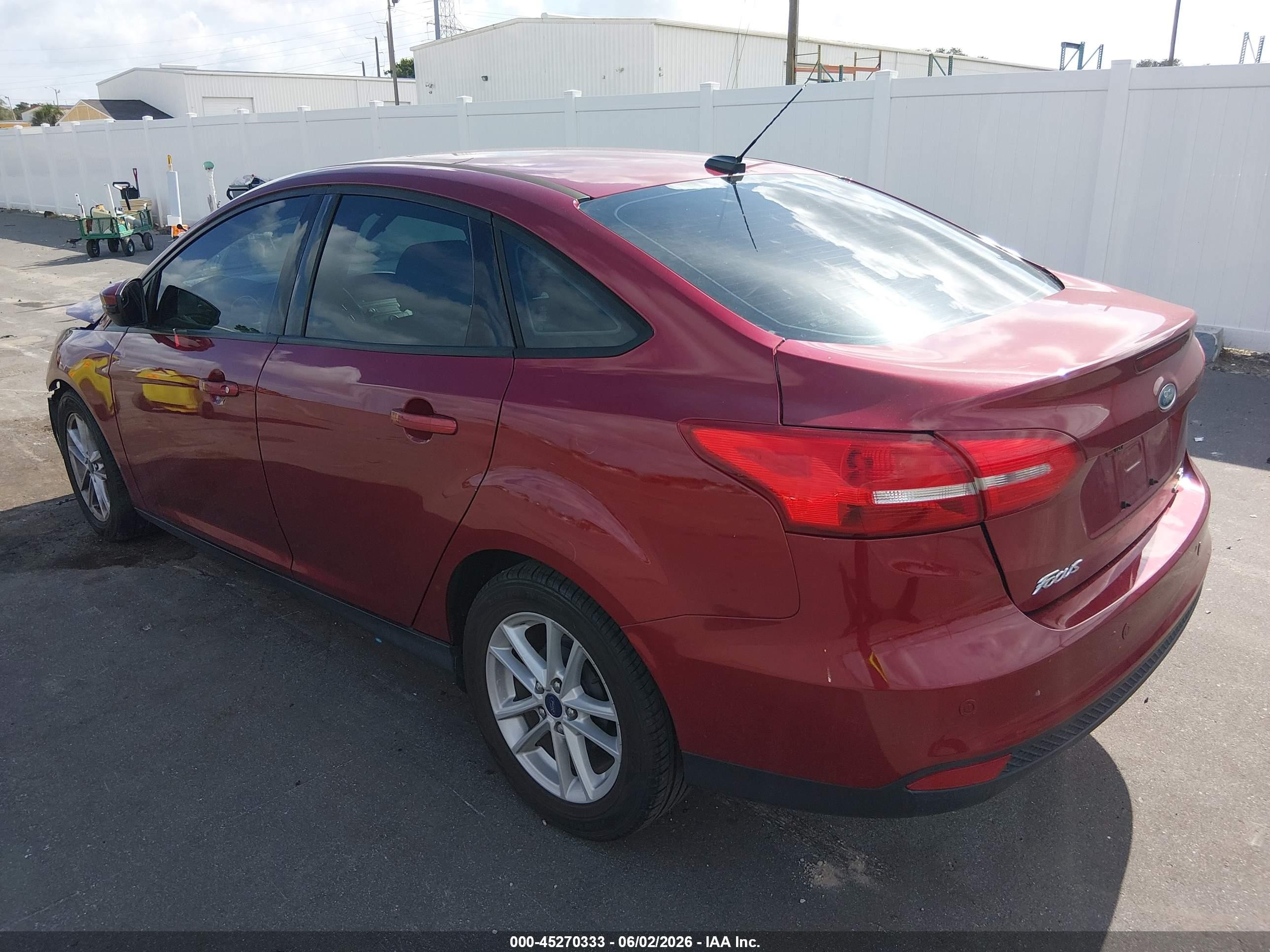 2015 Ford Focus Se Красный vin: 1FADP3F24FL304579