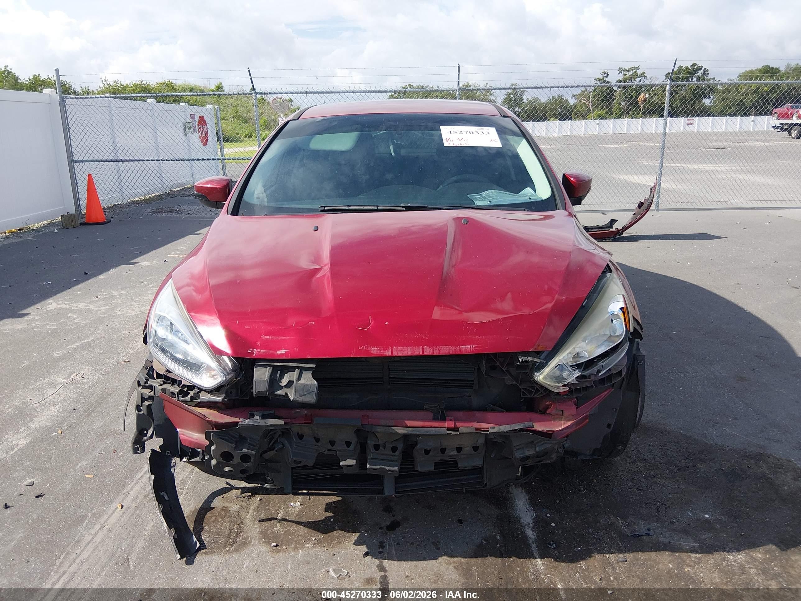 2015 Ford Focus Se Красный vin: 1FADP3F24FL304579