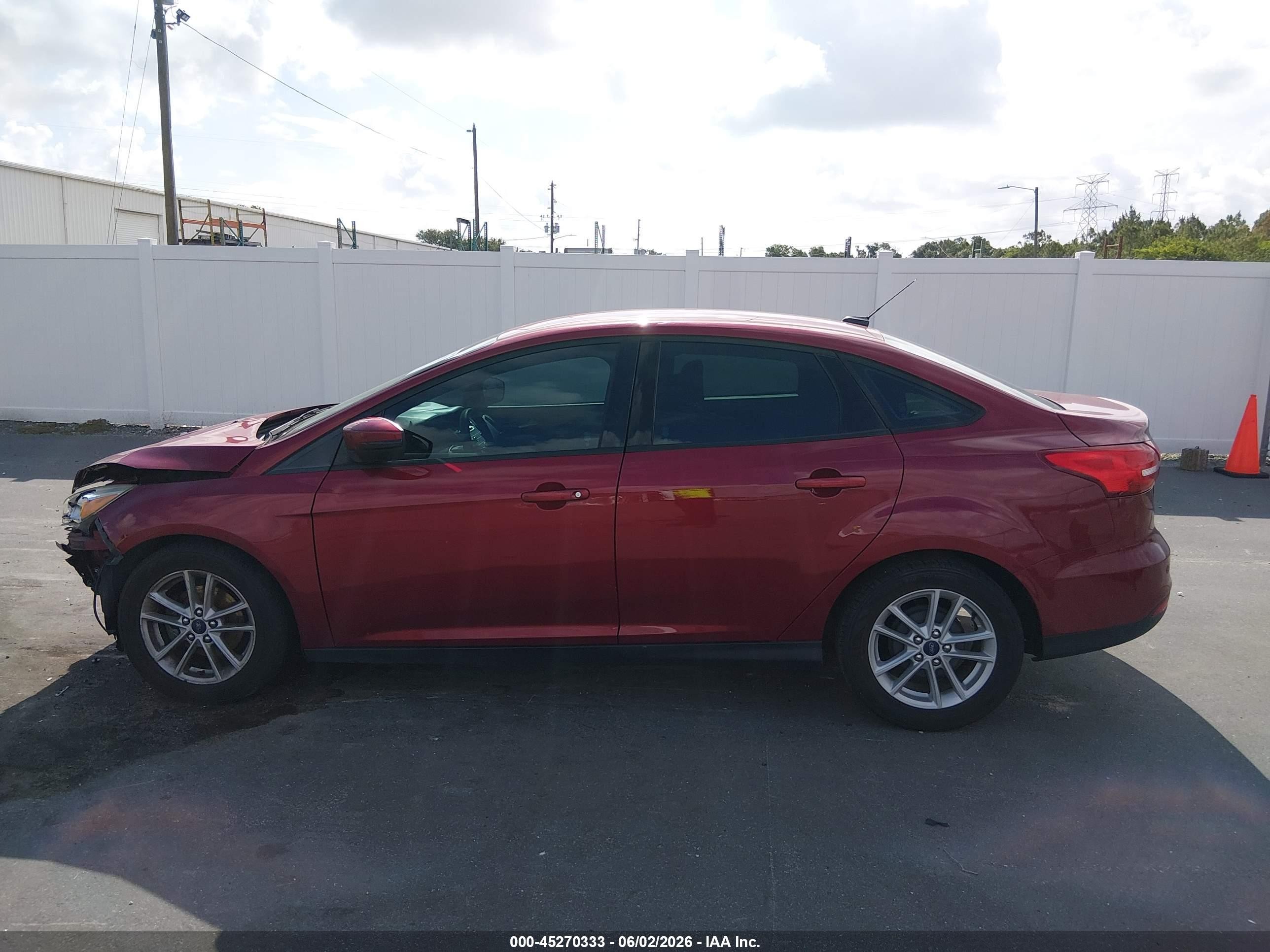 2015 Ford Focus Se Красный vin: 1FADP3F24FL304579