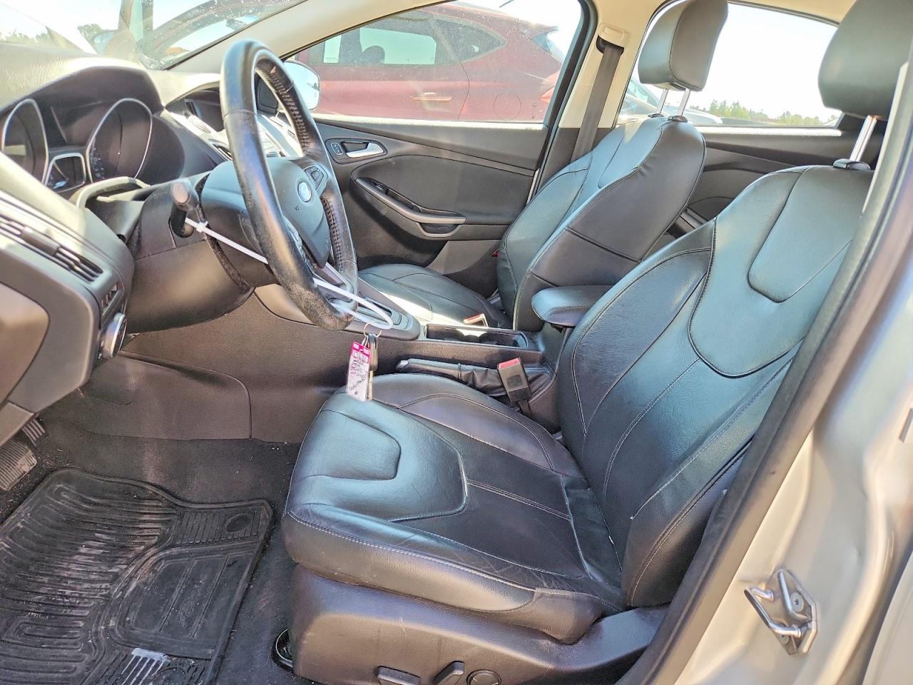 2015 Ford Focus Se Серебряный vin: 1FADP3F24FL306803
