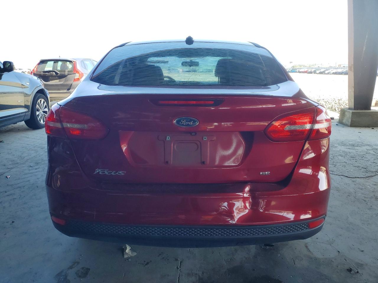 2015 Ford Focus Se Red vin: 1FADP3F24FL327442