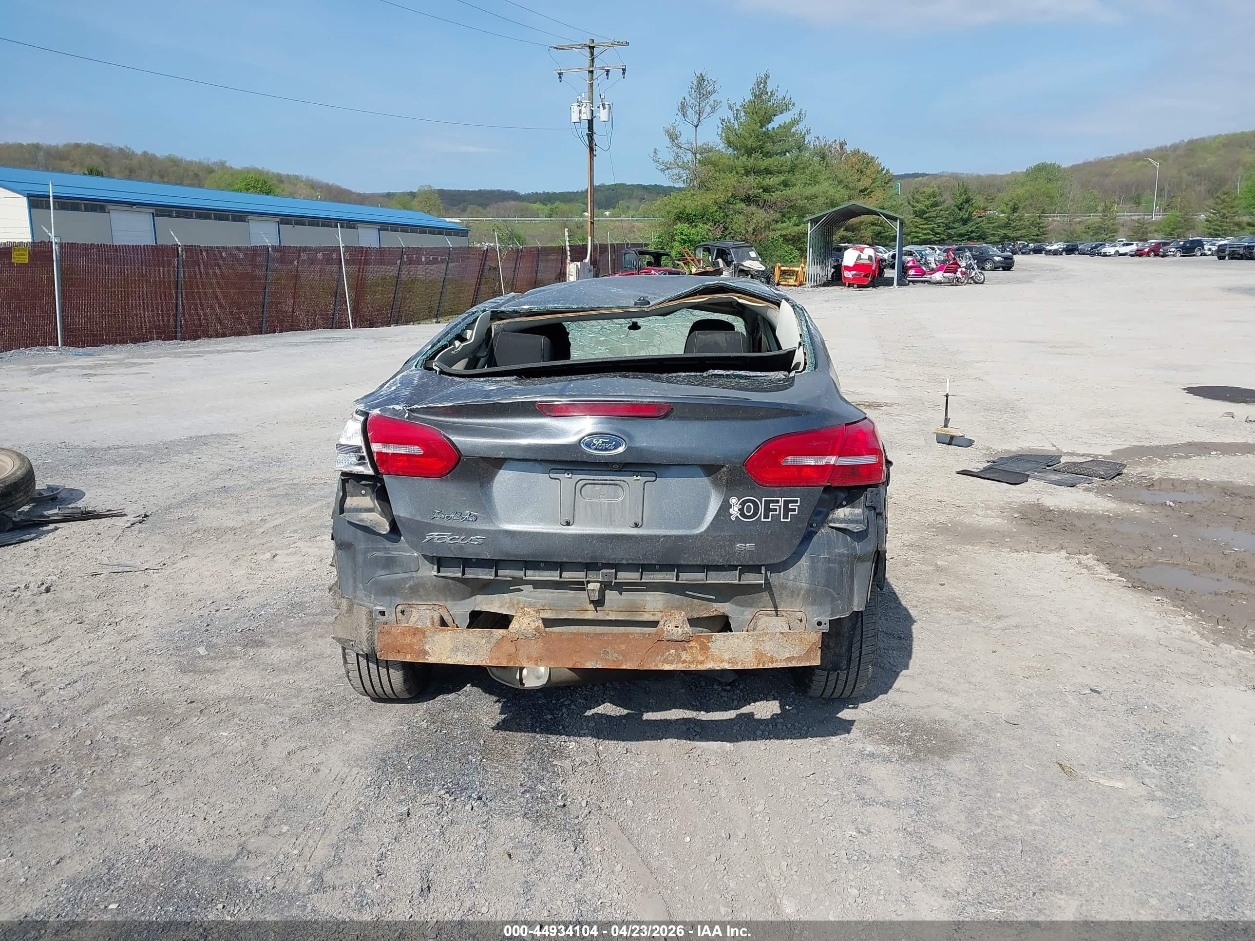 2015 Ford Focus Se Gray vin: 1FADP3F24FL373630