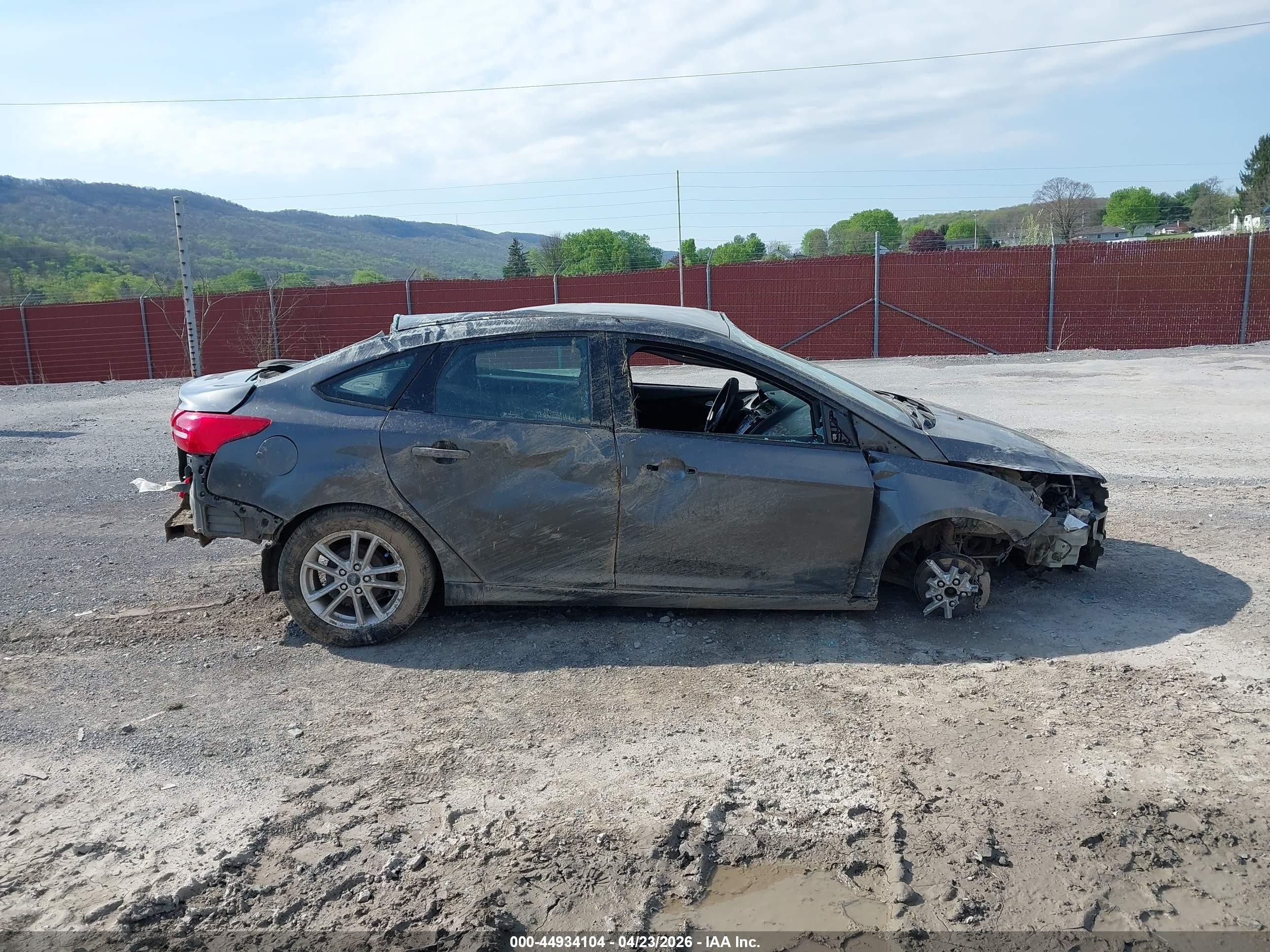 2015 Ford Focus Se Gray vin: 1FADP3F24FL373630