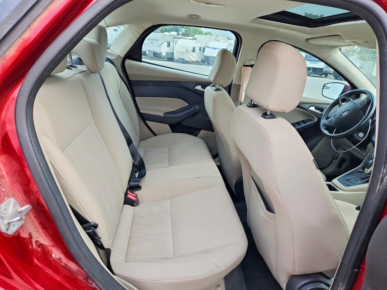 2015 Ford Focus Se Red vin: 1FADP3F24FL374809
