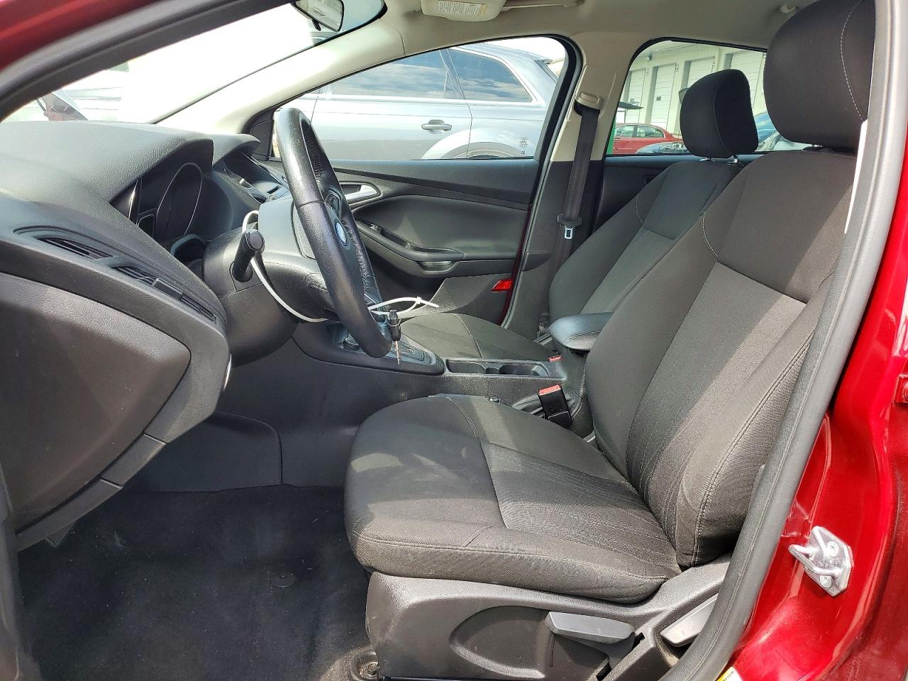 2017 Ford Focus Se Red vin: 1FADP3F24HL252857