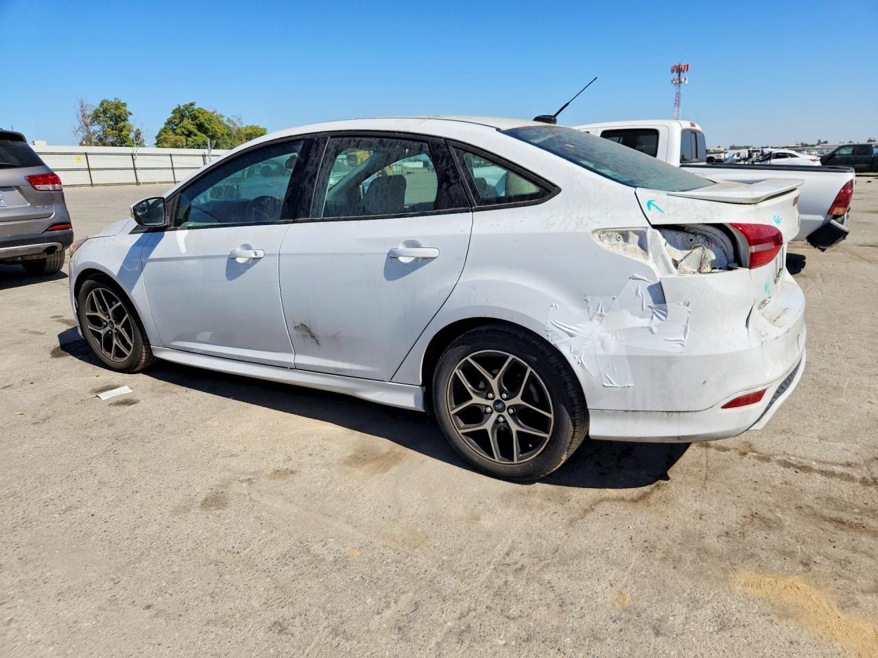 2015 Ford Focus Se White vin: 1FADP3F25FL221775