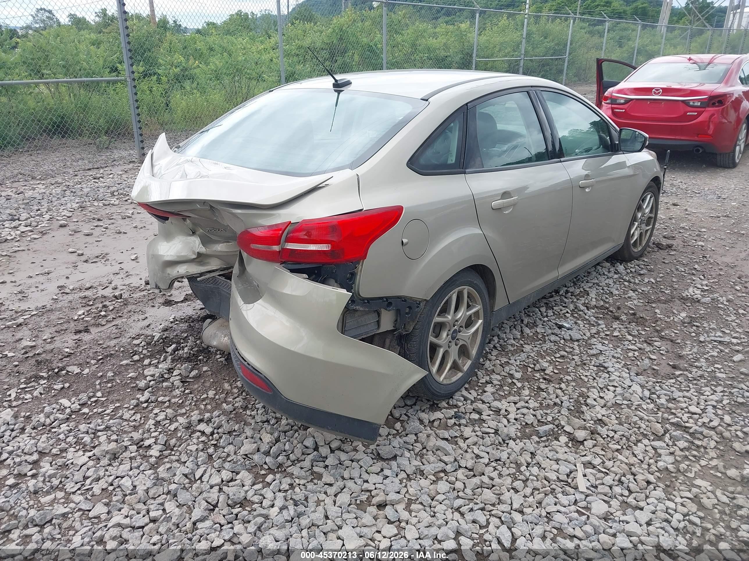 2015 Ford Focus Se Gold vin: 1FADP3F25FL260267