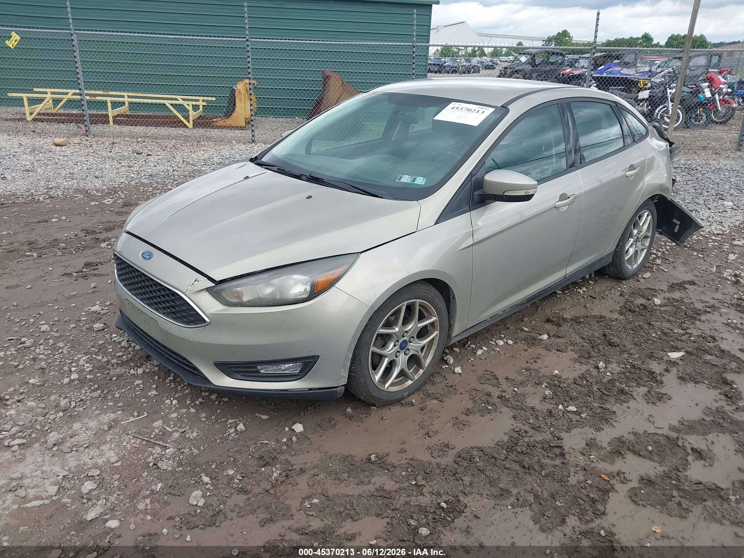 2015 Ford Focus Se Gold vin: 1FADP3F25FL260267