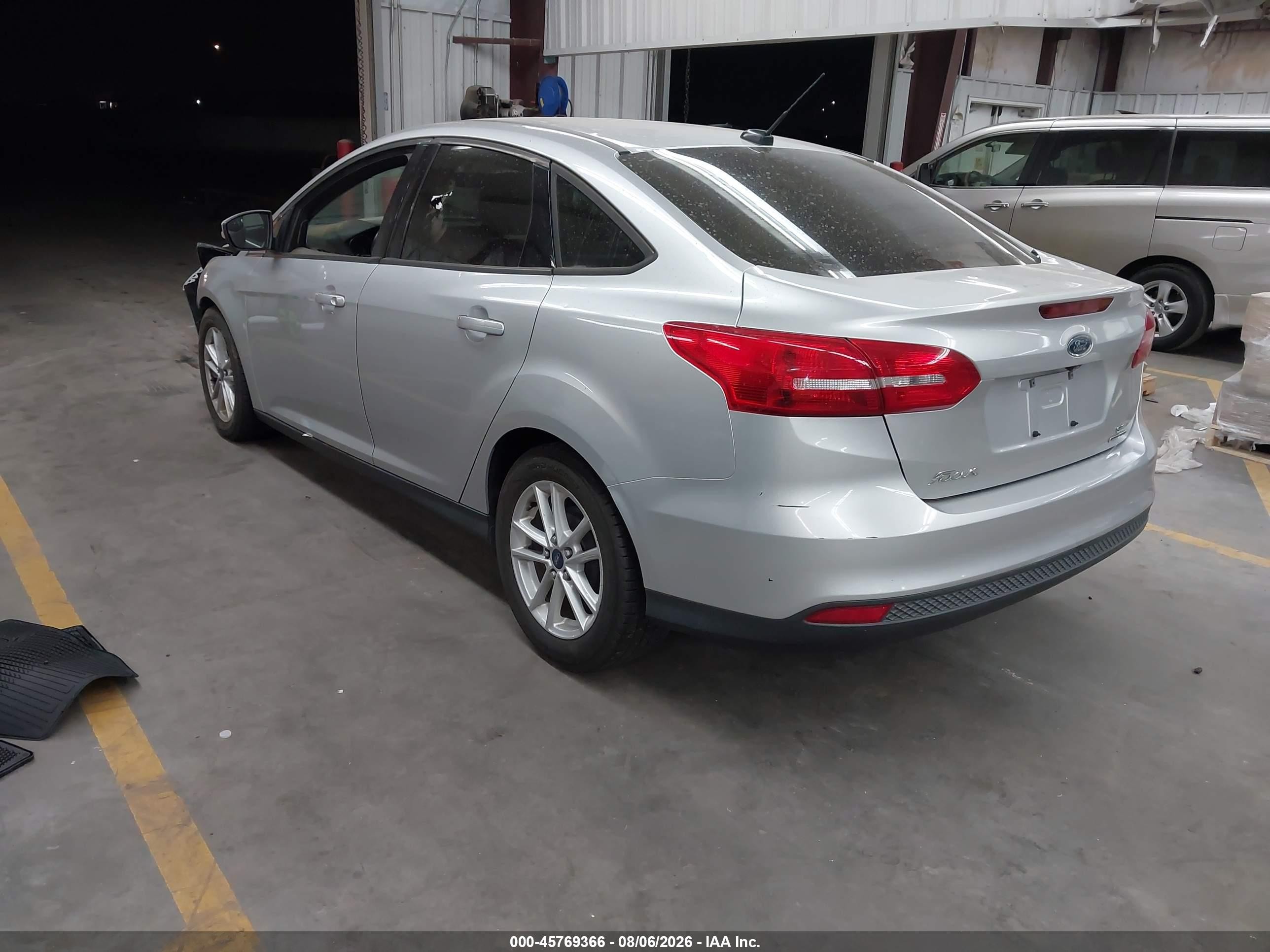 2015 Ford Focus Se Серебряный vin: 1FADP3F25FL269227
