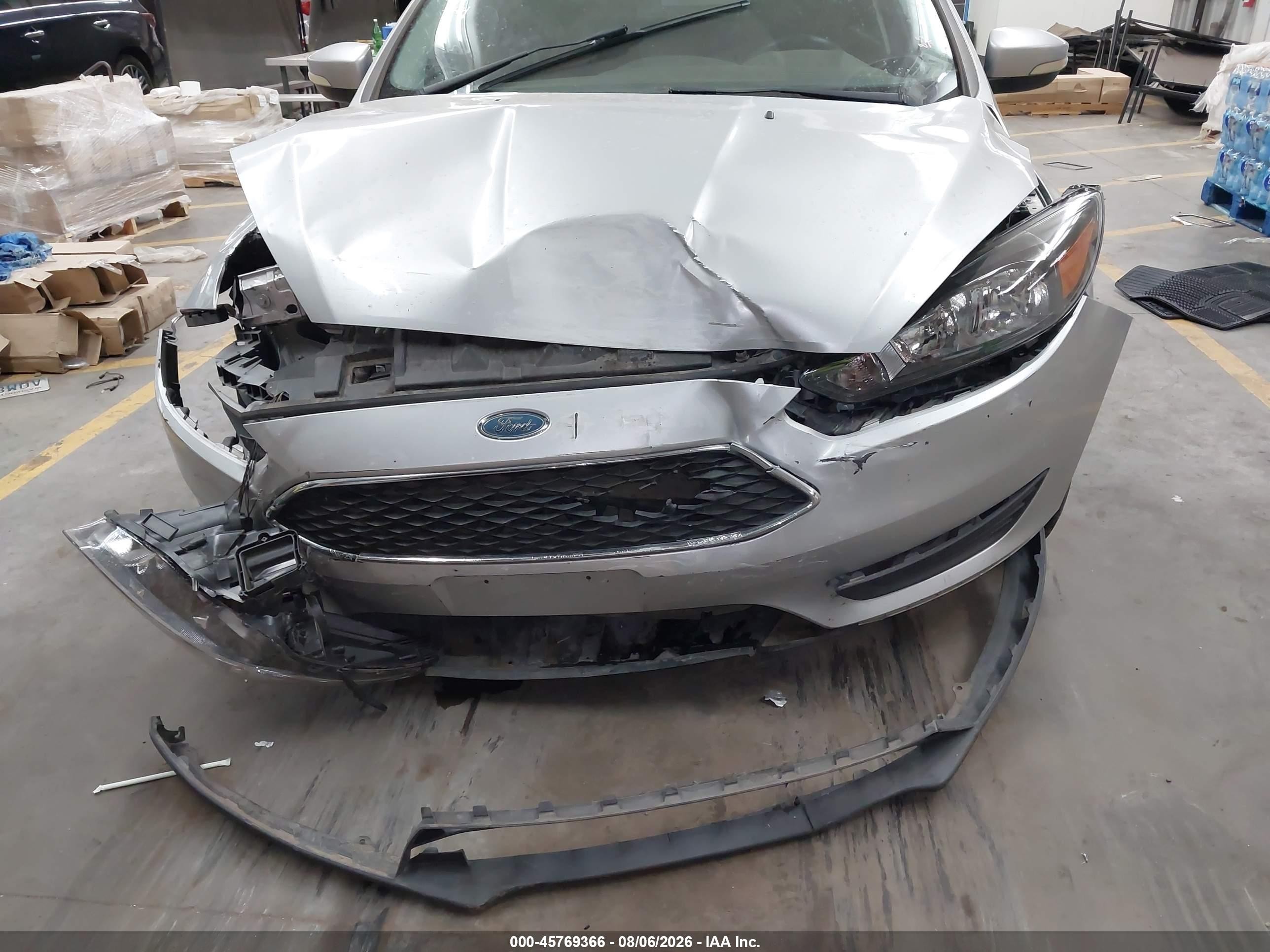 2015 Ford Focus Se Серебряный vin: 1FADP3F25FL269227