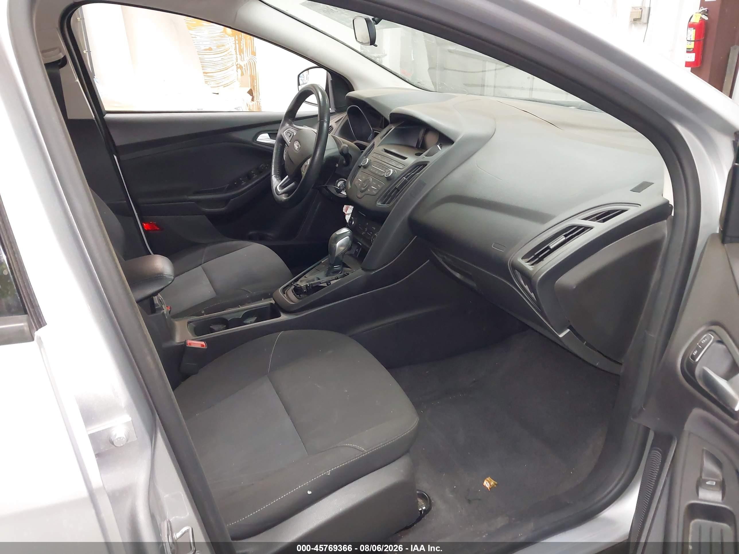 2015 Ford Focus Se Серебряный vin: 1FADP3F25FL269227