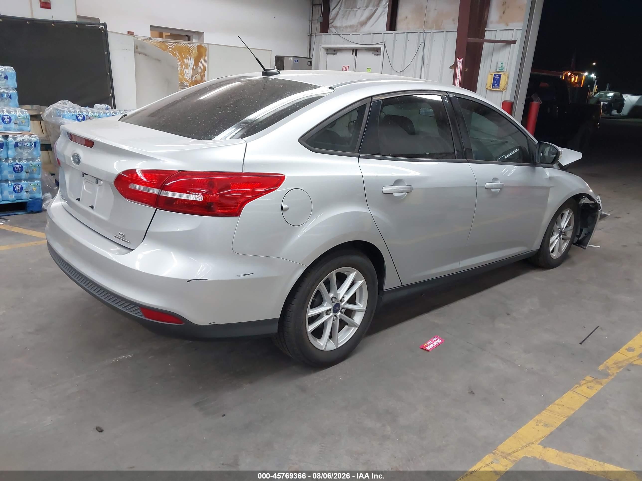 2015 Ford Focus Se Серебряный vin: 1FADP3F25FL269227
