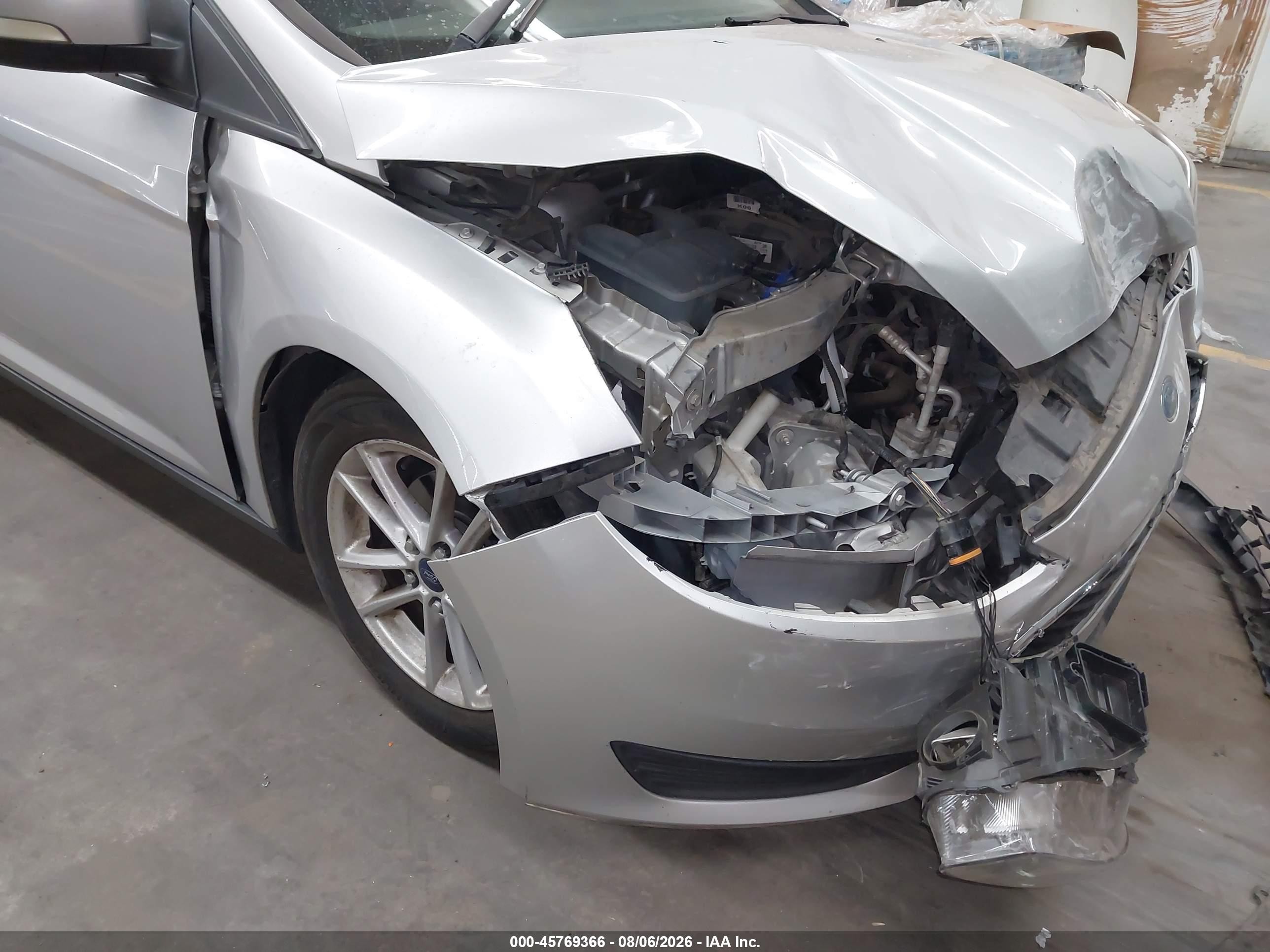 2015 Ford Focus Se Серебряный vin: 1FADP3F25FL269227