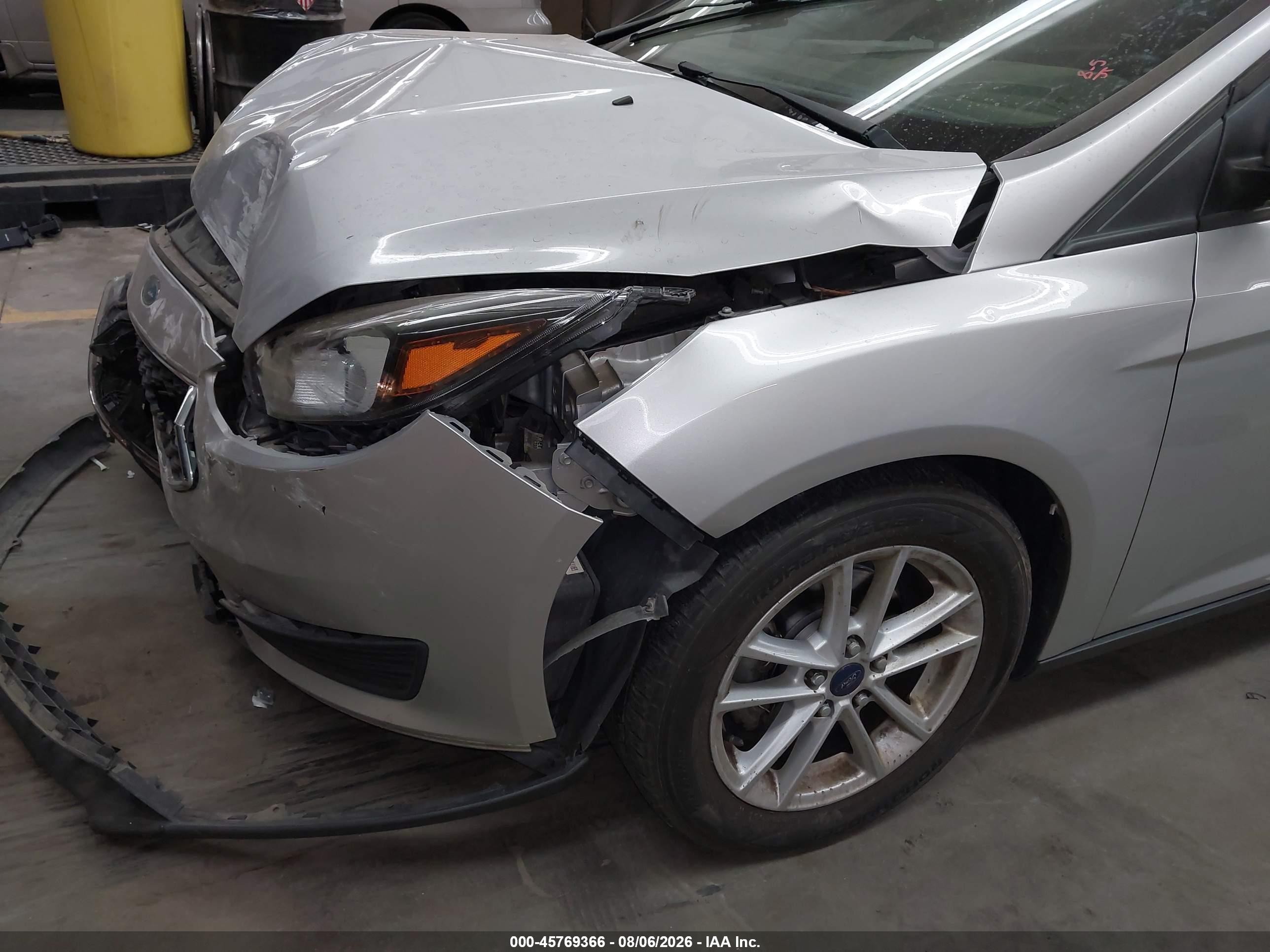 2015 Ford Focus Se Серебряный vin: 1FADP3F25FL269227
