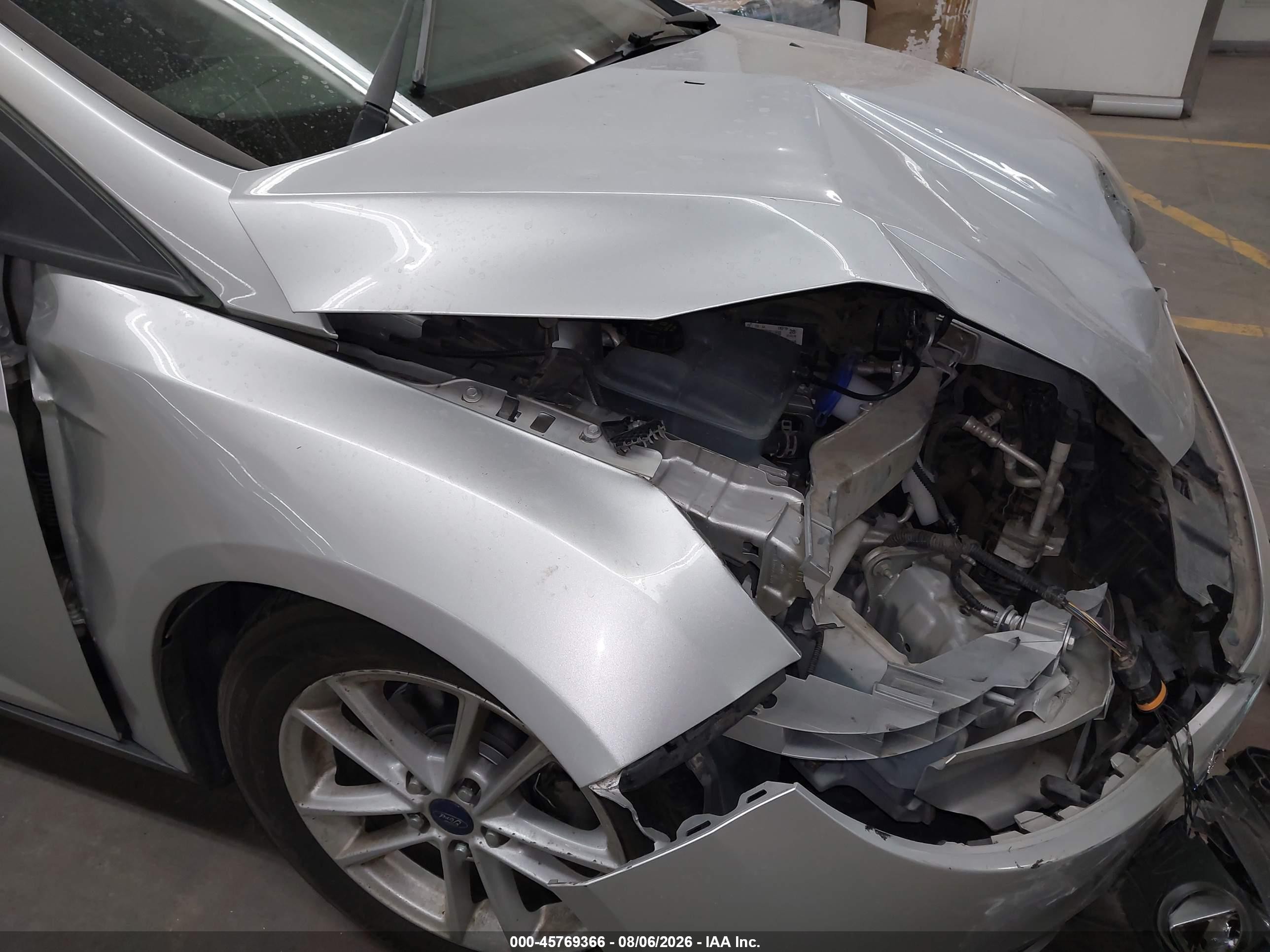 2015 Ford Focus Se Серебряный vin: 1FADP3F25FL269227
