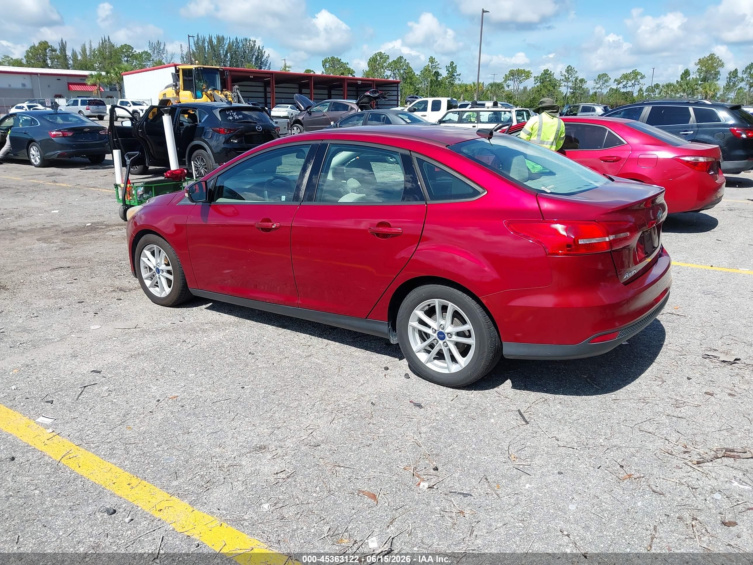 2015 Ford Focus Se Красный vin: 1FADP3F25FL311864