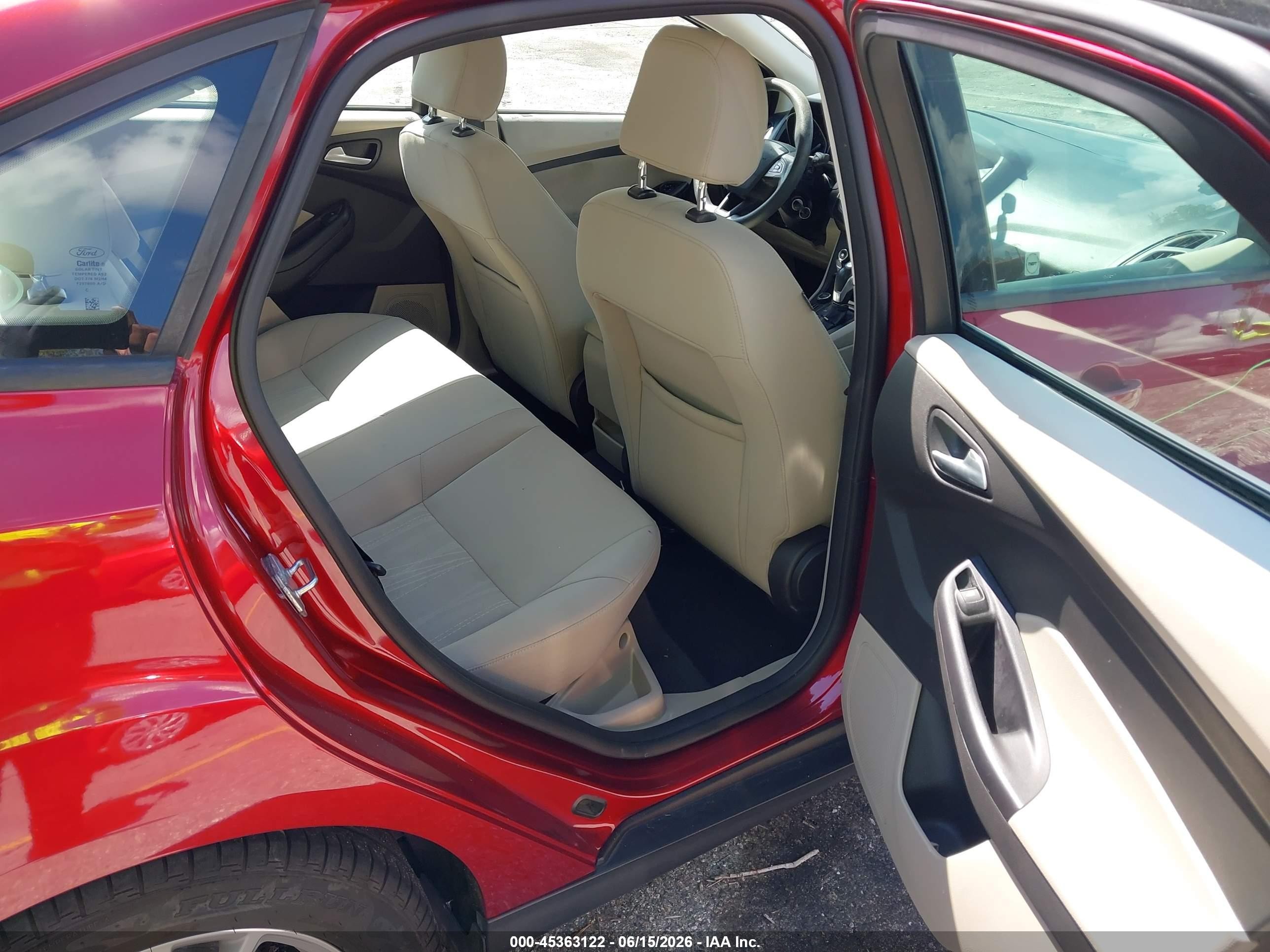 2015 Ford Focus Se Красный vin: 1FADP3F25FL311864