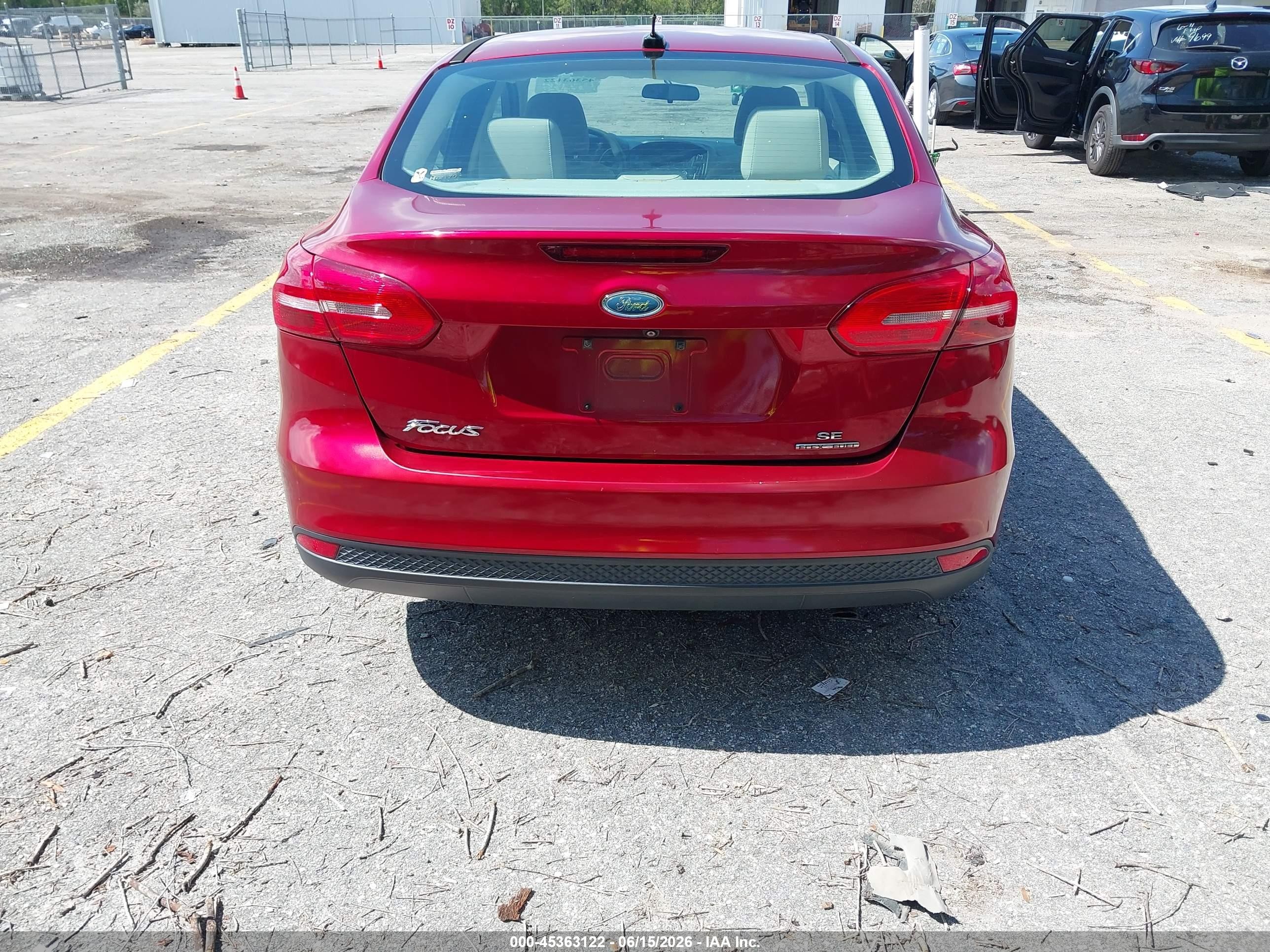2015 Ford Focus Se Красный vin: 1FADP3F25FL311864