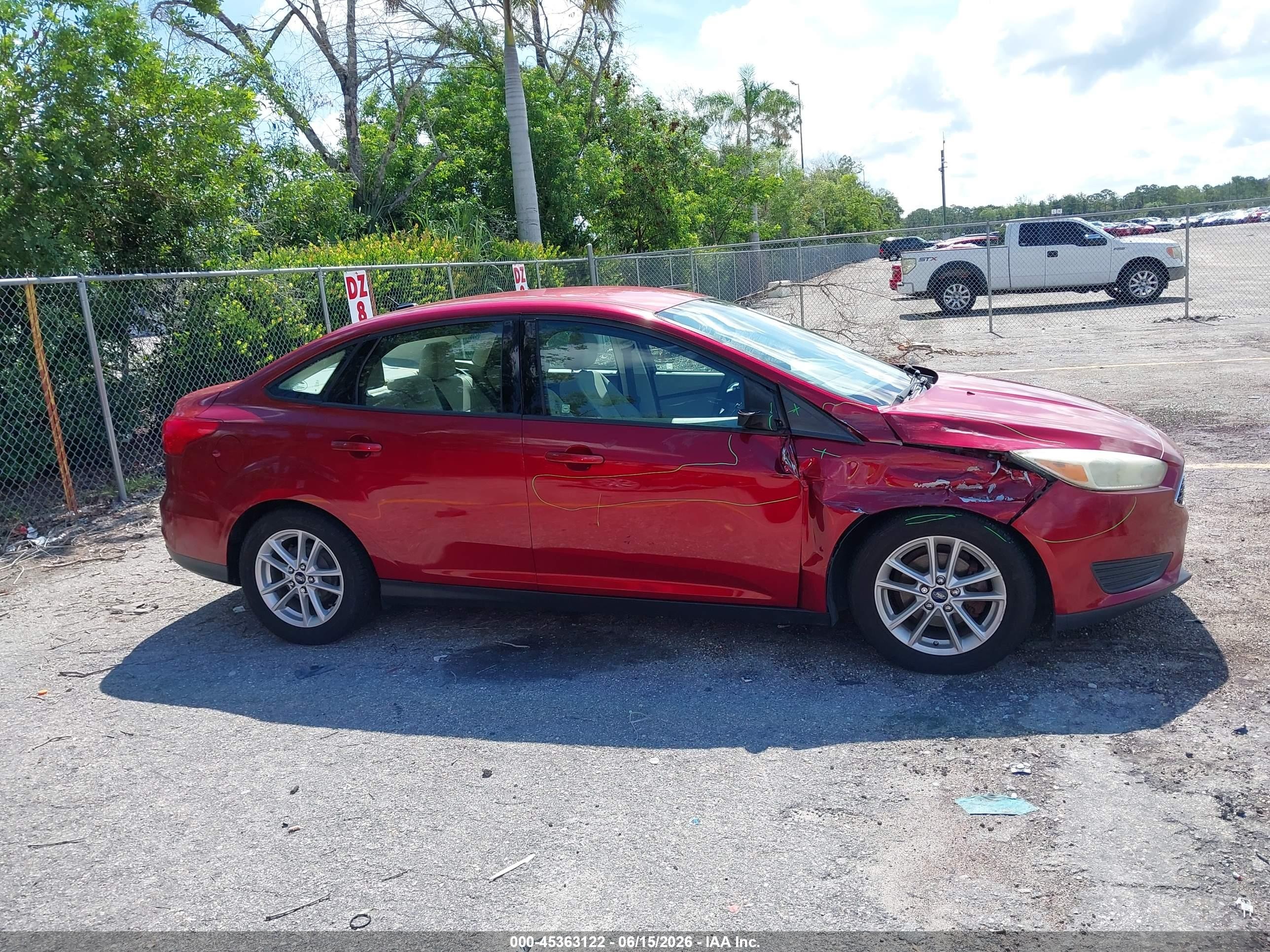 2015 Ford Focus Se Красный vin: 1FADP3F25FL311864